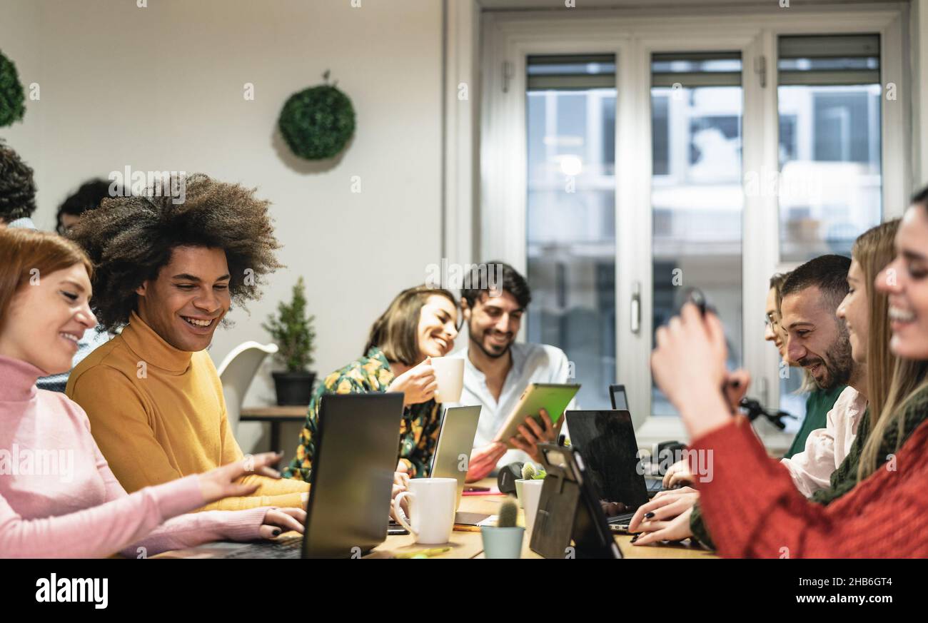 Les jeunes dans un espace de travail en commun créatif - concept de génération millénaire et de technologie d'affaires pour les jeunes Banque D'Images