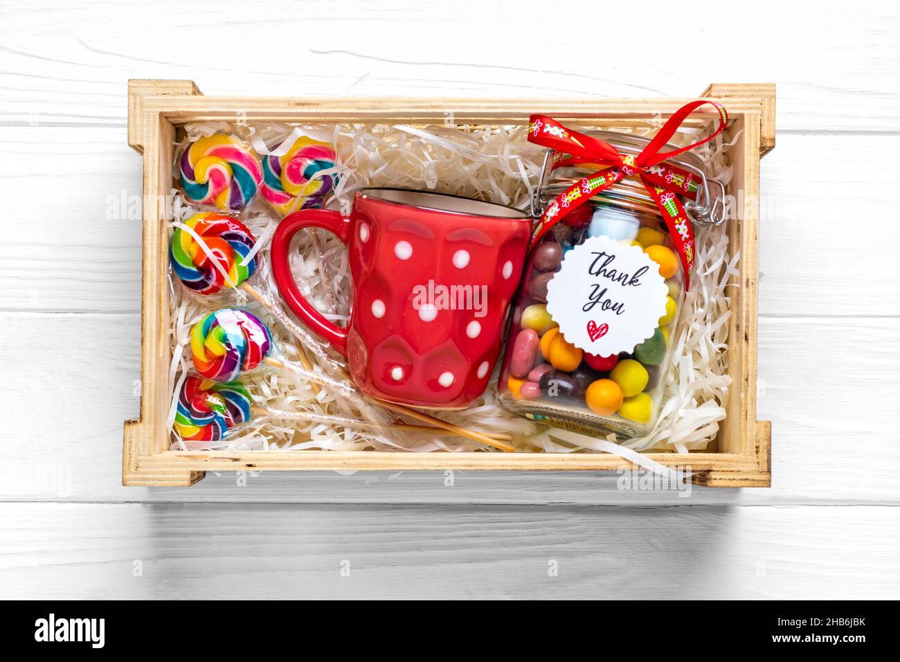 Forfait soin fait main, boîte cadeau de saison avec bonbons, tasse sur  table blanche panier écologique personnalisé pour famille, amis, fille pour  action de grâce Photo Stock - Alamy