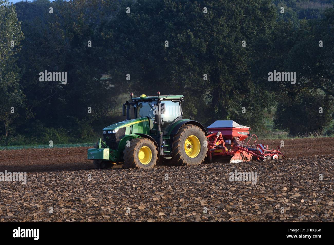 Tracteur ensemençant le grain d’hiver dans un champ avec un semoir, France, Bretagne, département des Côtes-d’Armor, Erquy Banque D'Images