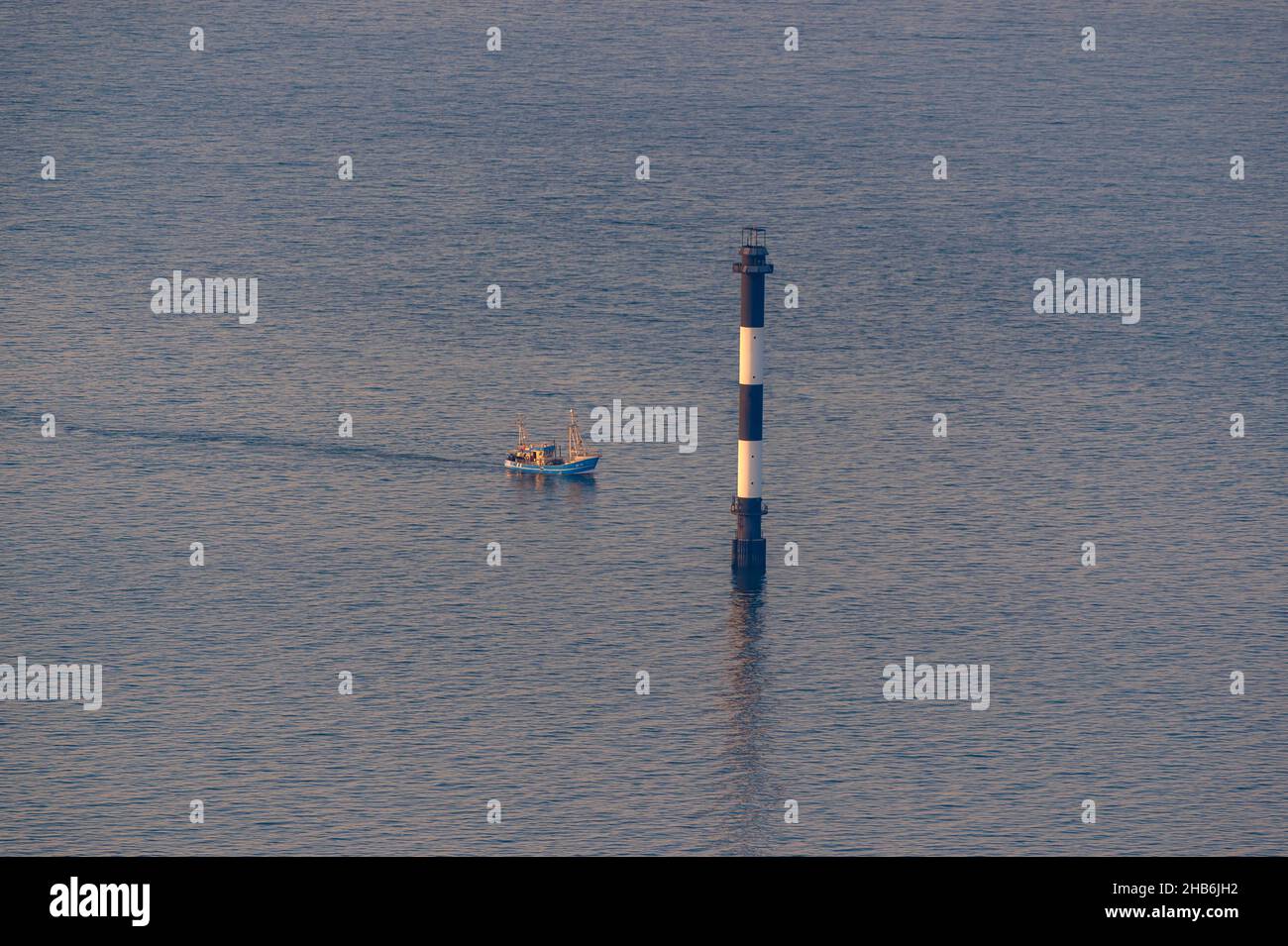 Coupe-pêche passant un marqueur de fairway sur la mer du Nord dans la région de l'estuaire de l'Elbe, photo aérienne, Allemagne, Basse-Saxe, Cuxhaven Banque D'Images