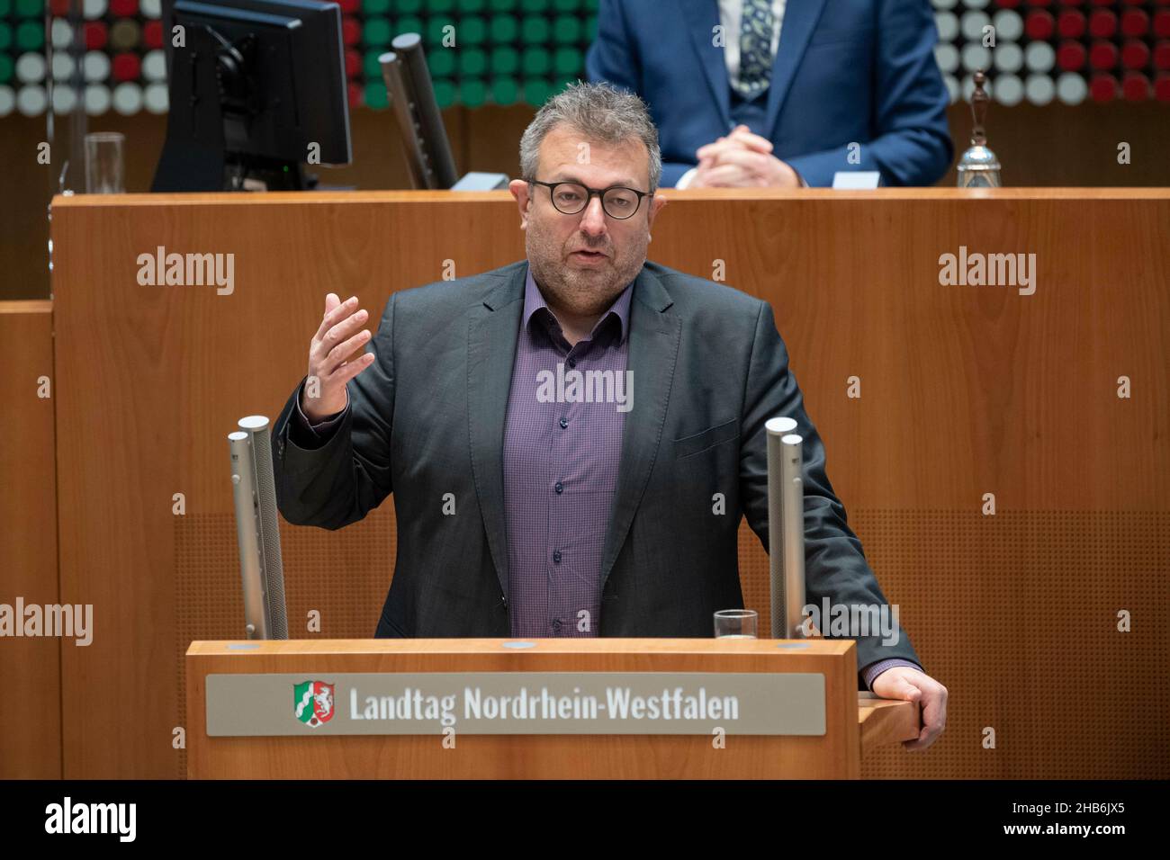 Düsseldorf, Allemagne.16th décembre 2021.Mehrdad M OSTOFIZADEH, (Buendnis 90/die Gruenen, BÃ ndnis 90/die GrÃ nen) lors de son discours 156th session du Parlement d'Etat de Rhénanie-du-Nord-Westphalie, au Parlement d'Etat de Rhénanie-du-Nord-Westphalie NRW, Duesseldorf le 16 décembre 2021, crédit: dpa/Alay Live News Banque D'Images