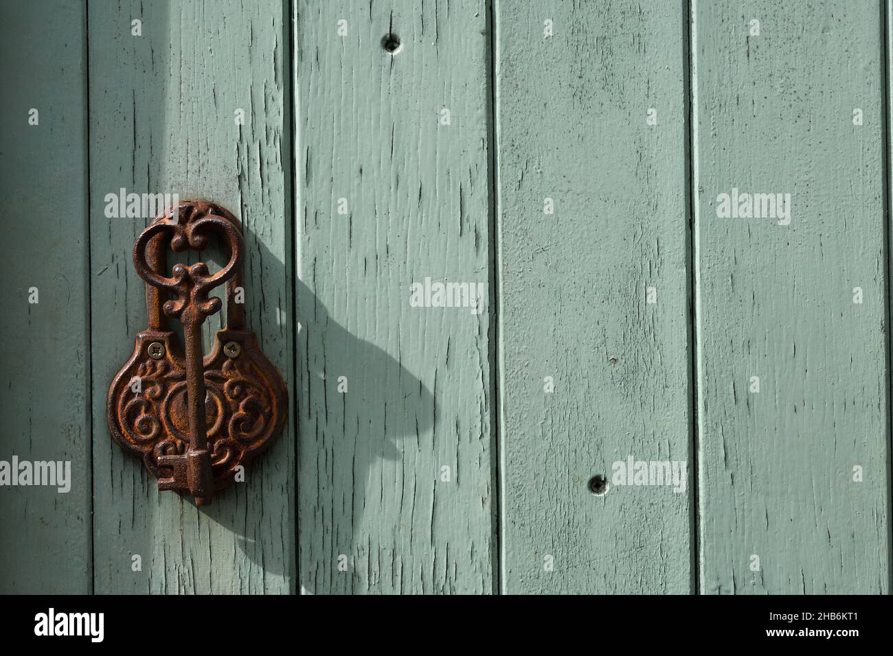 Ancienne clé rouillée comme porte de défonce à une ancienne porte en bois , France, Bretagne, département Ille-et-Vilaine, Saint-Suliac Banque D'Images