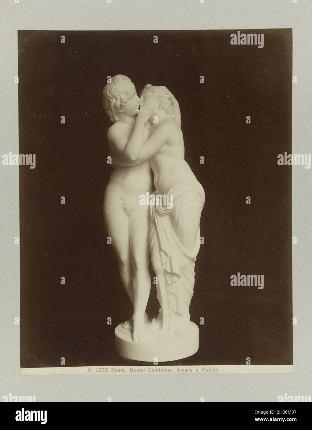 Sculpture d'Amor et de psyché, N. 1372 Roma.Museo Capitolino.Amore e Psiche (titre sur objet), anonyme, Rome, c.1880 - c.1904, papier, imprimé albumine, hauteur 250 mm × largeur 198 mm hauteur 327 mm × largeur 241 mm Banque D'Images