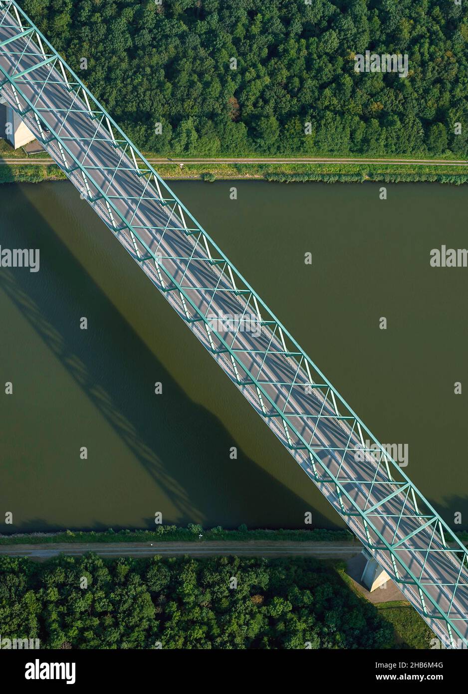 Le pont supérieur de Brunsbuettel traverse le canal de Kiel, vue aérienne, Allemagne, Schleswig-Holstein, Brunsbuettel Banque D'Images