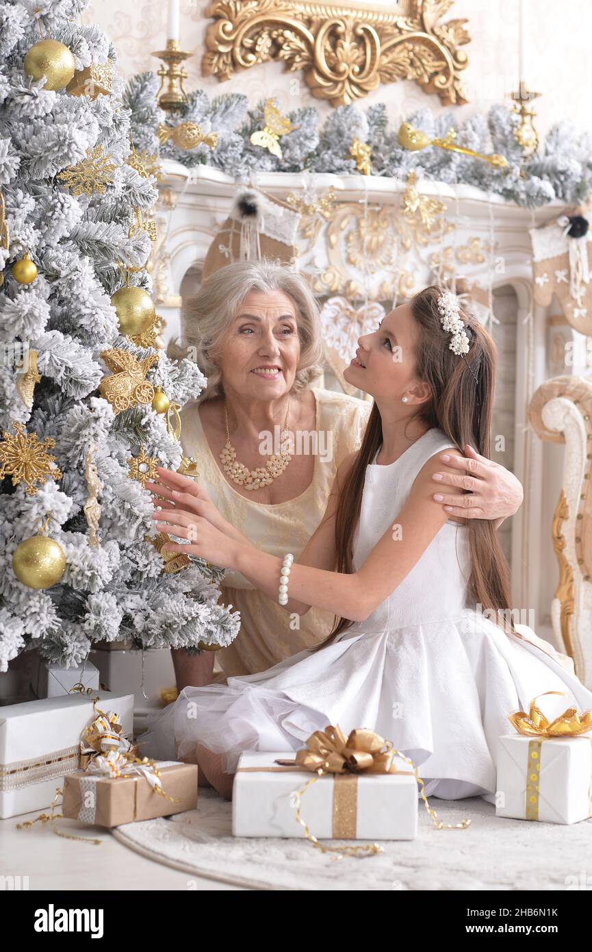 Petite fille souriante avec grand-mère avec des cadeaux de Noël Banque D'Images