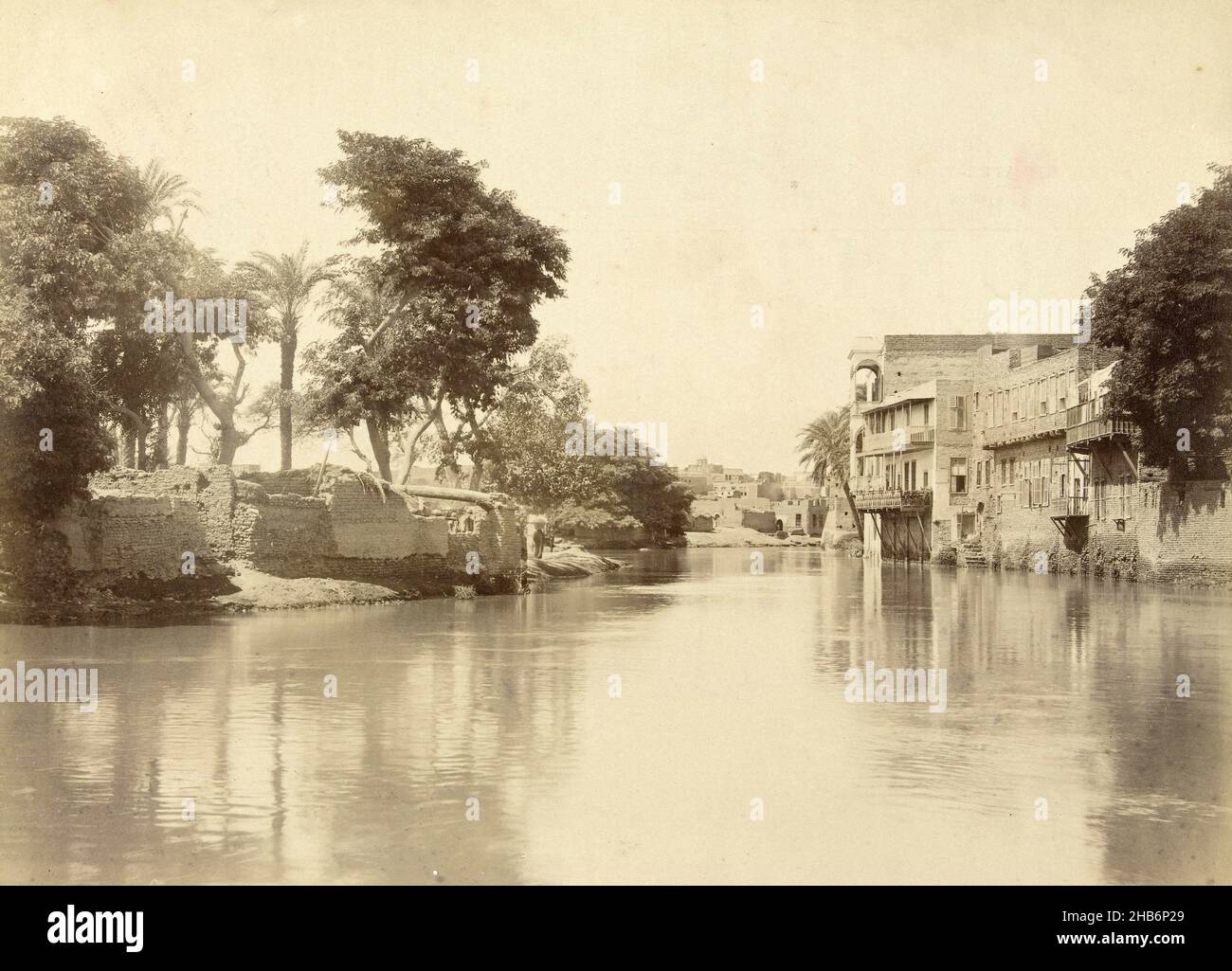 Vue sur la rivière en Afrique du Nord, Paysage No 426 (titre sur objet), le côté droit de la rivière est construit avec des maisons équipées de balcons., G. Lekegian & Co. (Mentionné sur objet), Egypte, c.1895, support photographique, imprimé albumine, hauteur 212 mm × largeur 270 mm hauteur 277 mm × largeur 367 mm Banque D'Images Vue sur la rivière en Afrique du Nord, Paysage No 426 (titre sur objet), le côté droit de la rivière est construit avec des maisons équipées de balcons., G. Lekegian & Co. (Mentionné sur objet), Egypte, c.1895, support photographique, imprimé albumine, hauteur 212 mm × largeur 270 mm hauteur 277 mm × largeur 367 mm Banque D'Images