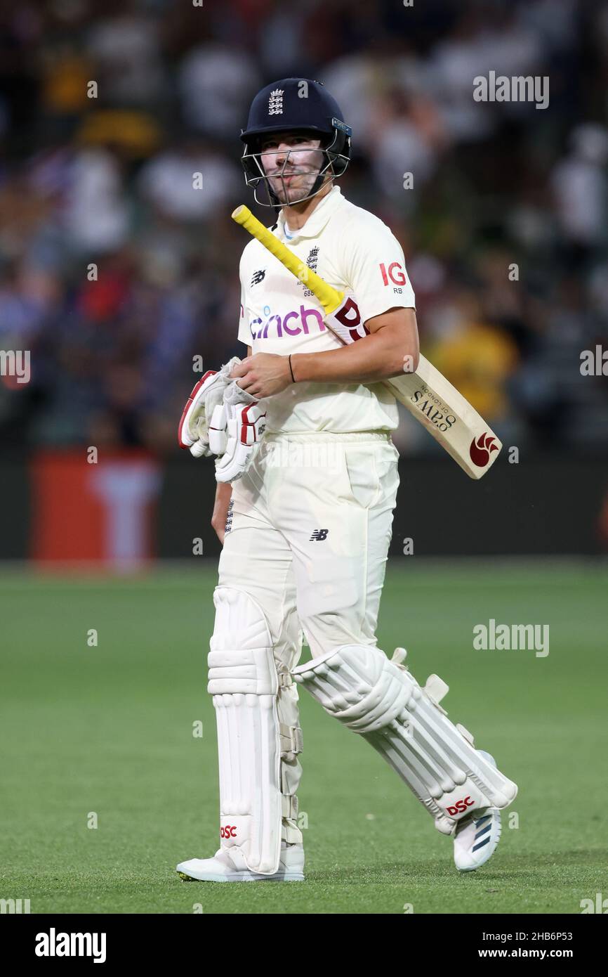 Adélaïde, Australie, 17 décembre 2021.Rory Burns, d'Angleterre, a fait équipe avec Mitchell Starc, d'Australie, lors du deuxième match d'essai de la série Ashes entre l'Australie et l'Angleterre.Crédit : Peter Mundy/Speed Media/Alay Live News Banque D'Images