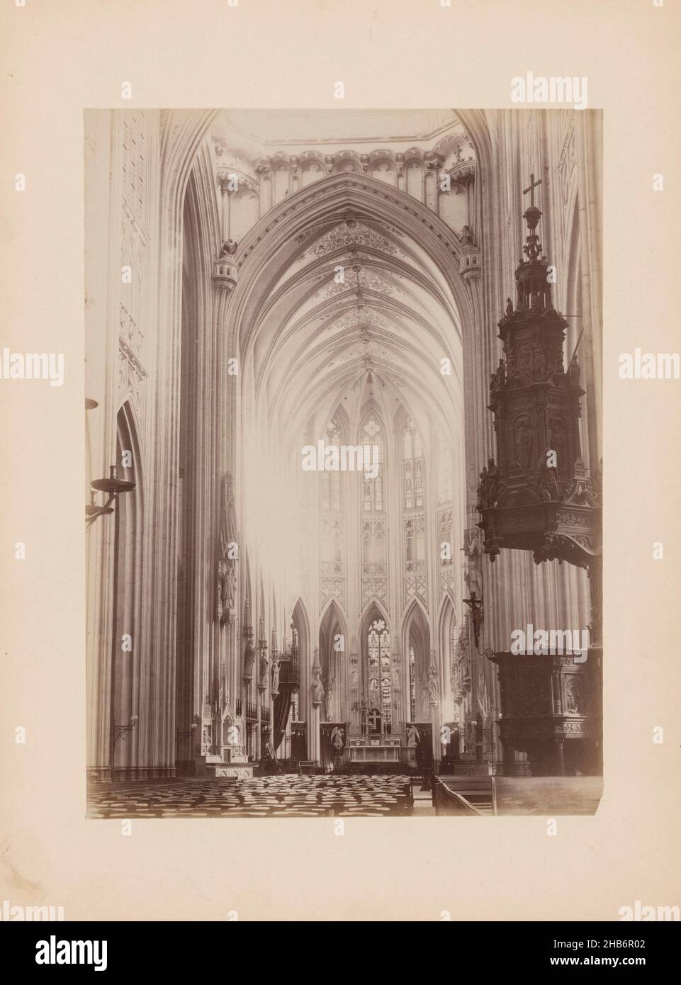 Vue dans le choeur de la cathédrale Saint-Jean à Den Bosch, anoniem (Monumentenzorg) (attribué à), Sint-Janskathedraal, 1890 - 1920, support photographique, carton,imprimé albumine, hauteur 234 mm × largeur 170 mm Banque D'Images