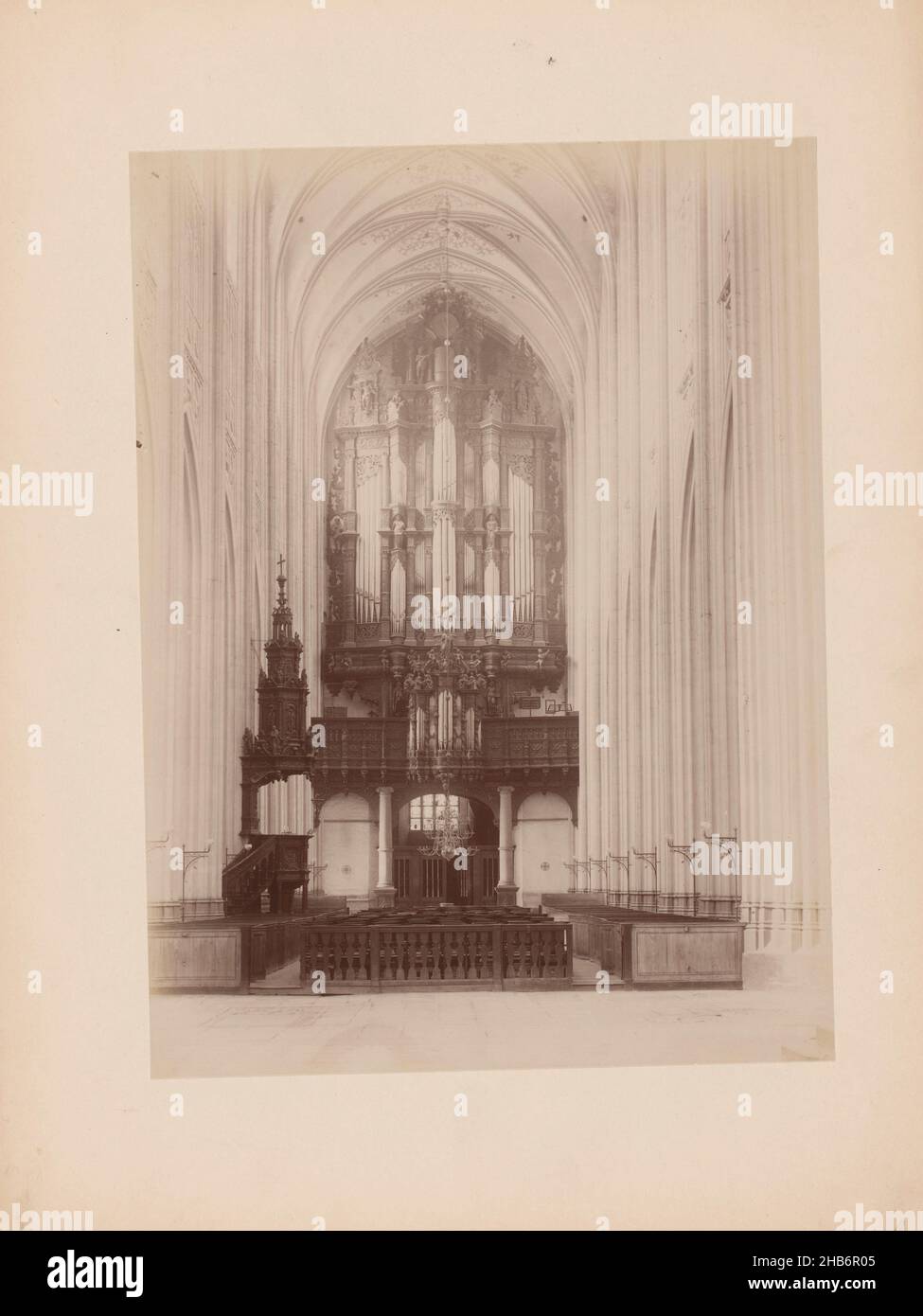 Orgue de la cathédrale Saint-Jean, Den Bosch, anoniem (Monumentenzorg) (attribué à), Sint-Janskathedraal, 1890 - 1920, support photographique, carton,imprimé albumine, hauteur 231 mm × largeur 170 mm Banque D'Images