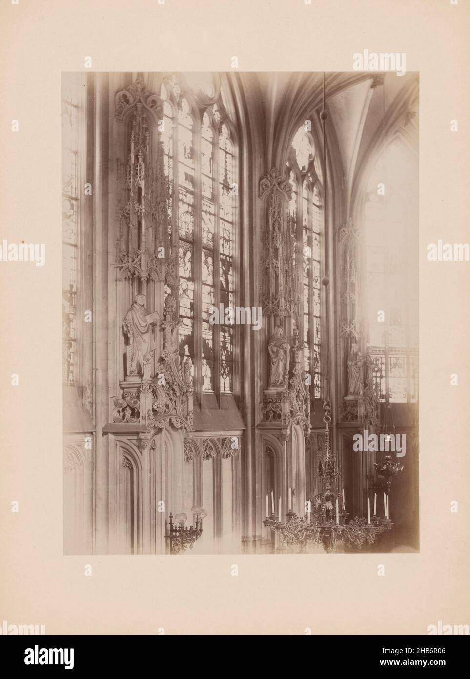 Intérieur de la chapelle du Sacrement dans la cathédrale Saint-Jean à Den Bosch, anoniem (Monumentenzorg) (attribué à), Sint-Janskathedraal, 1890 - 1920, support photographique, carton,imprimé albumine, hauteur 233 mm × largeur 172 mm Banque D'Images