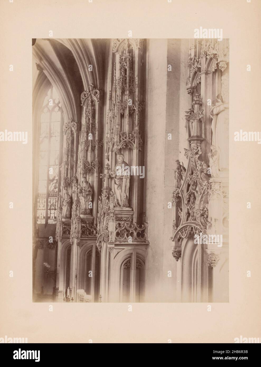 Vue sur la chapelle du Sacrement de la cathédrale Saint-Jean à Den Bosch, anoniem (Monumentenzorg) (attribué à), Sint-Janskathedraal, 1890 - 1920, support photographique, carton,imprimé albumine, hauteur 231 mm × largeur 172 mm Banque D'Images