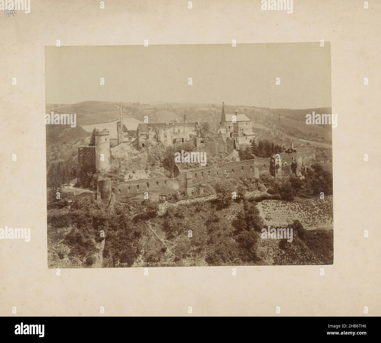 Vianden, Das Schloss, Vianden, Das Schloss, Allemagne.,Léon & Lévy (mentionné sur l'objet), c.1890 - c.1910, support photographique, papier, imprimé albumine, hauteur 222 mm,largeur 280 mm hauteur 328 mm, largeur 399 mm Banque D'Images