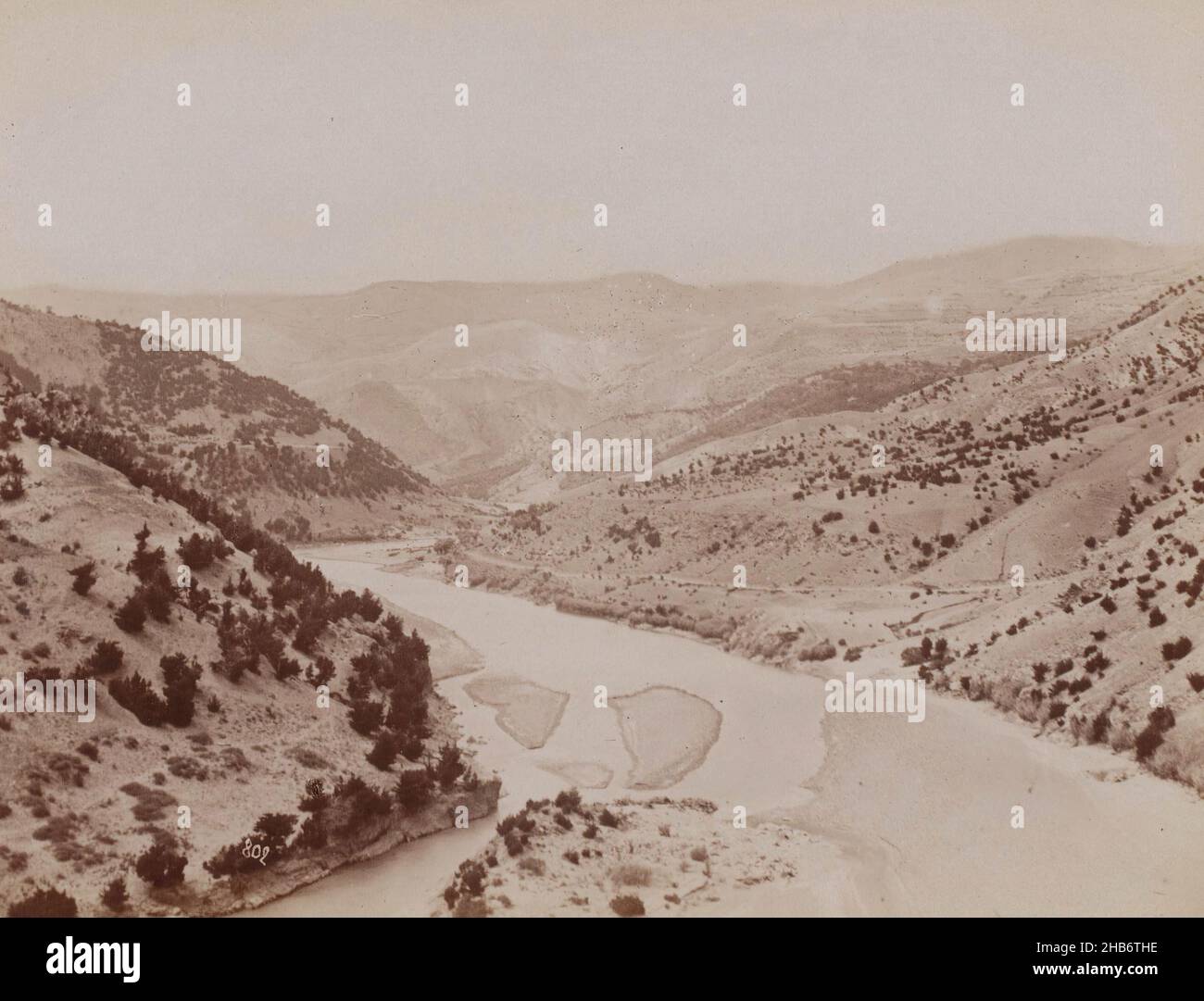 Paysage avec rivière et collines des deux côtés (la route de Rescht), Iran, Paysage avec rivière et collines des deux côtés (la route de Rescht), Iran., Antoine Sevruguin (attribué à), Iran, c.1880 - c.1910, papier, imprimé albumine, hauteur 154 mm, largeur 225 mm Banque D'Images