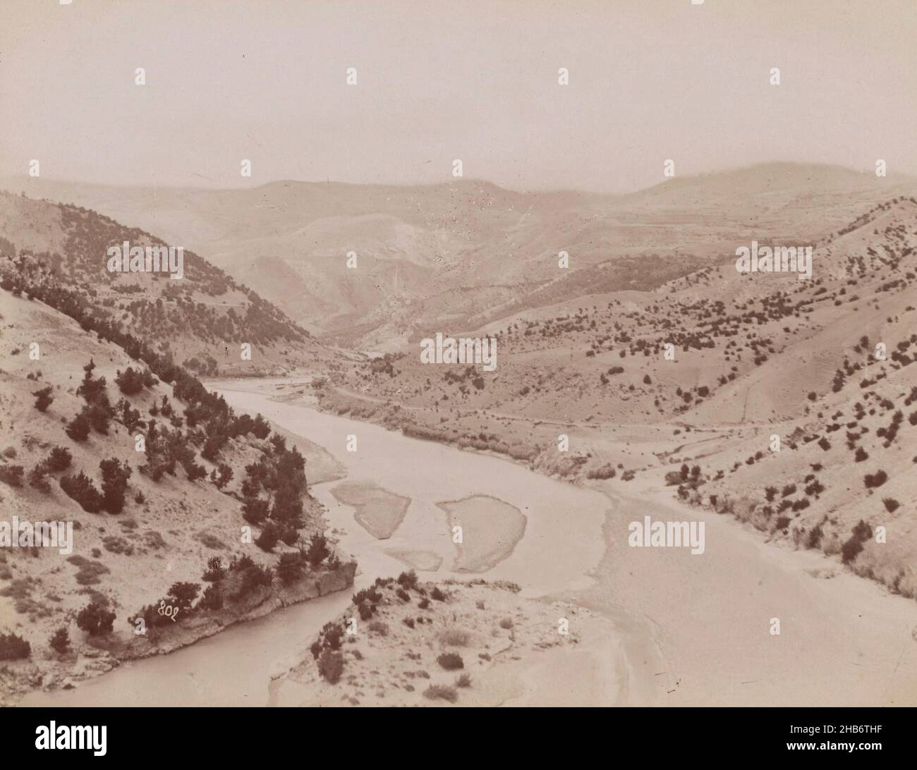 Paysage avec rivière et collines des deux côtés (la route de Rescht), Iran, Paysage avec rivière et collines des deux côtés (la route de Rescht), Iran., Antoine Sevruguin (attribué à), Iran, c.1880 - c.1910, papier, imprimé albumine, hauteur 154 mm, largeur 225 mm Banque D'Images