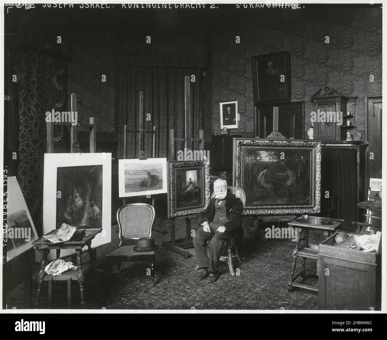 Le peintre Jozef Israëls dans son studio, Koninginnegracht 2, la Haye, Sigmund Löw, atelier Herz,Amsterdam, 12-Oct-1903, support photographique, impression en gélatine argentée, hauteur 239 mm × largeur 296 mm Banque D'Images