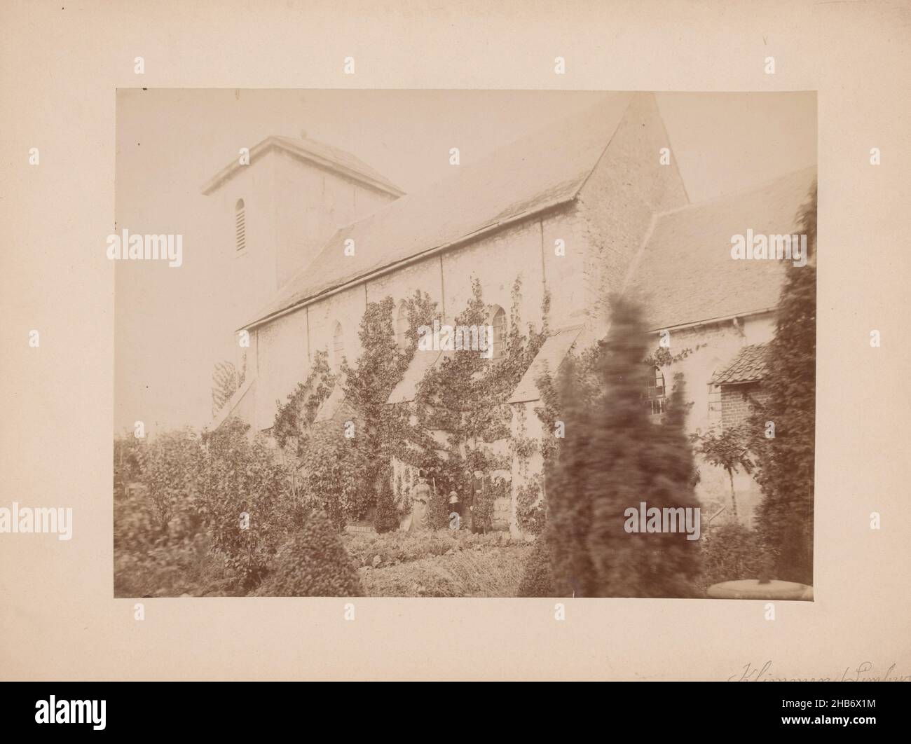 Église Saint-Remigius à Klimmen avant l'extension en 1906, anoniem (Monumentenzorg) (attribué à), Klimmen, c.1906, support photographique, carton, imprimé albumine, hauteur 172 mm × largeur 236 mm Banque D'Images