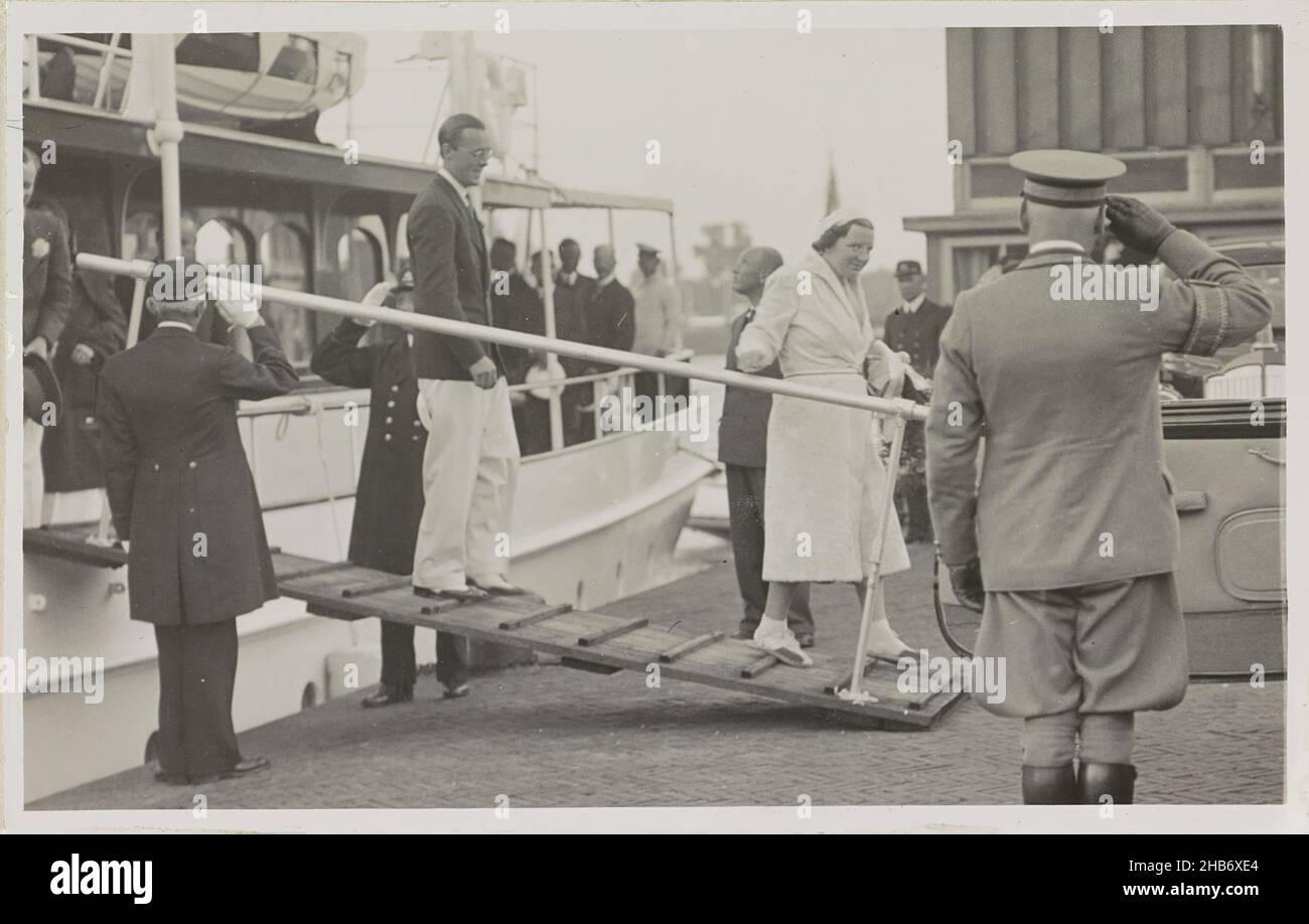 Visite de Juliana, Reine des pays-Bas, et Bernhard van Lippe-Biesterfeld au yacht du Prince HR.Mme 'Piet hein' à Muiden le 28 août 1937, anonyme, Polygoon (mentionné sur l'objet), pays-Bas, 28-août-1937, support photographique, hauteur 90 mm × largeur 139 mm Banque D'Images
