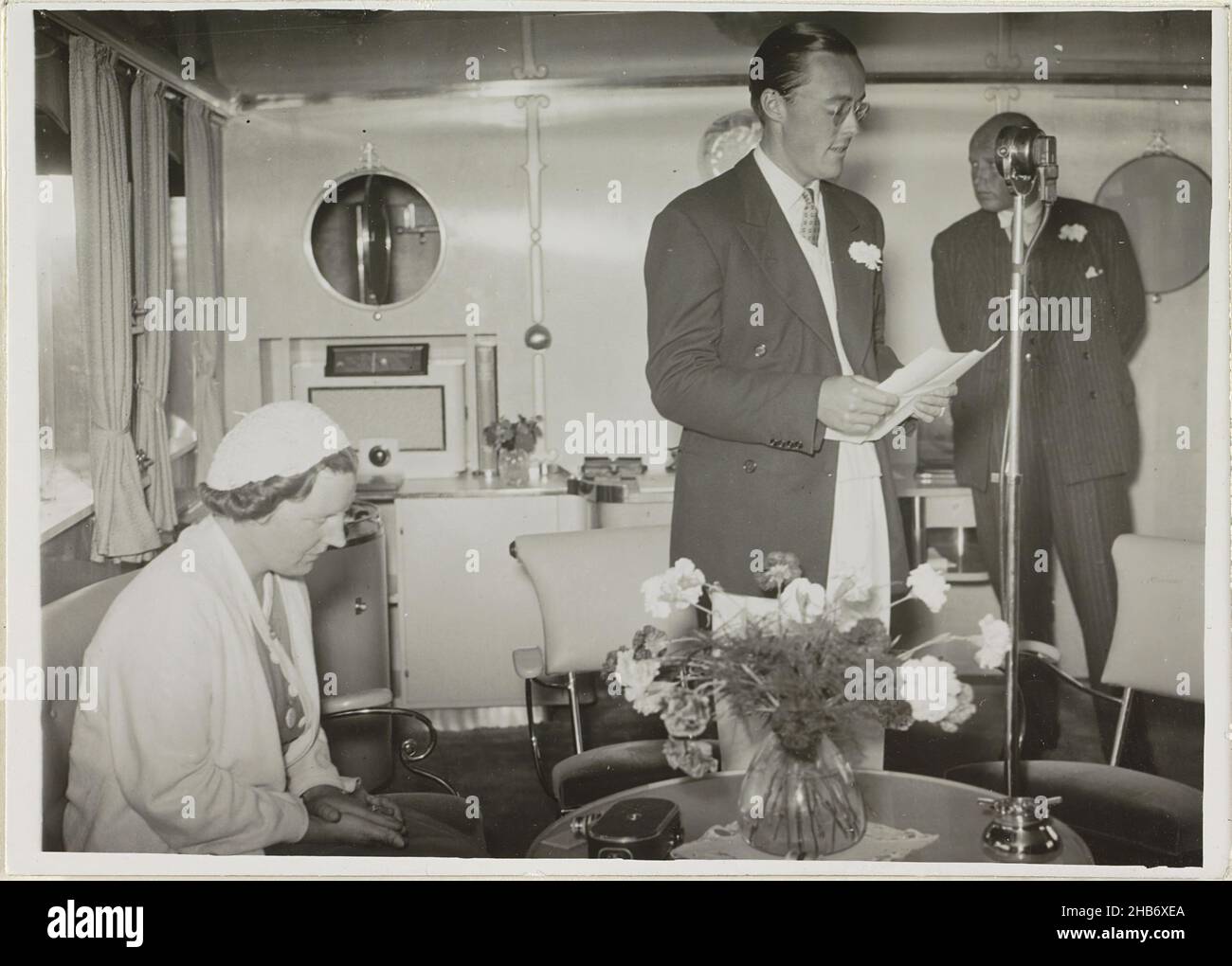 Visite de Juliana, Reine des pays-Bas, et Bernhard van Lippe-Biesterfeld au yacht des princes HR.Mme 'Piet hein' à Muiden le 28 août 1937, anonyme, Polygoon (mentionné sur l'objet), pays-Bas, 28-août-1937, support photographique, hauteur 86 mm × largeur 119 mm Banque D'Images