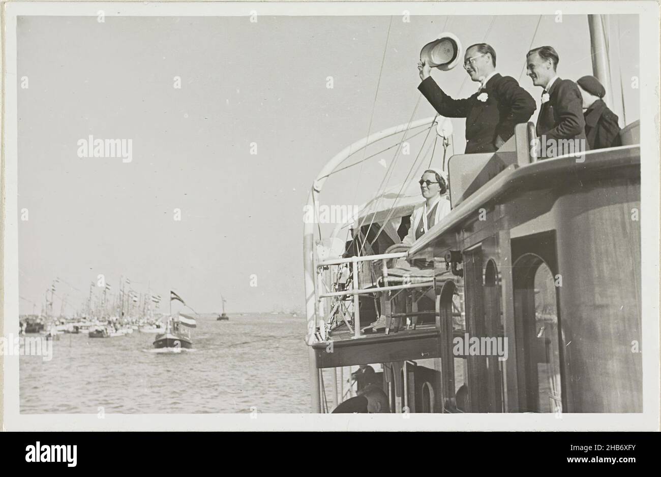 Visite de Juliana, Reine des pays-Bas, et Bernhard van Lippe-Biesterfeld au yacht du Prince HR.Mme 'Piet hein' à Muiden le 28 août 1937, anonyme, Polygoon (mentionné sur l'objet), pays-Bas, 28-août-1937, support photographique, hauteur 90 mm × largeur 137 mm Banque D'Images