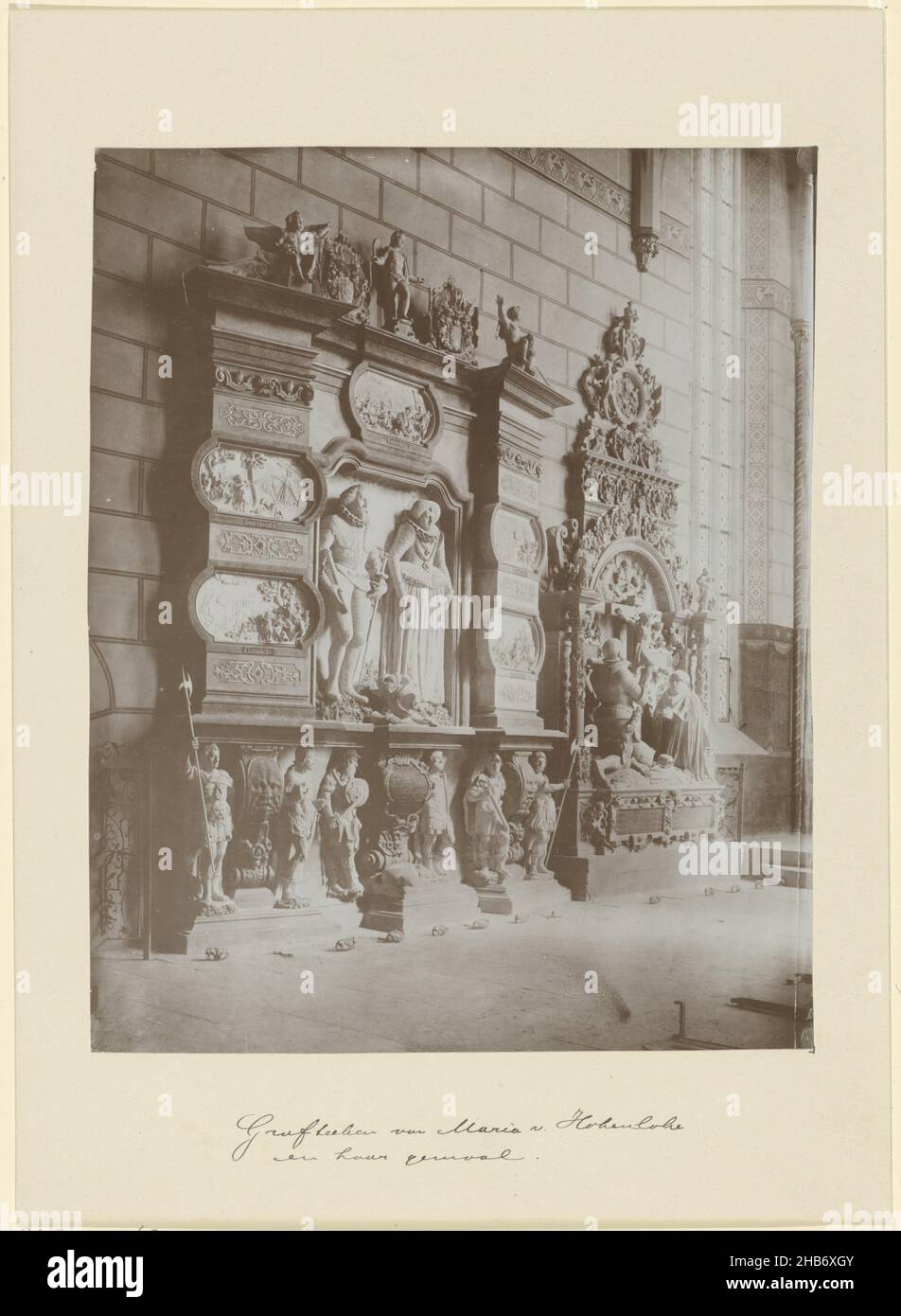 Tombeau monument à Marie, princesse d'Orange, et Philippe, comte de Hohenlohe, tombeau monument à Marie et Philippe dans l'église Saint Pierre et Paul à Öhringen, mort 5 mars 1606 et 10 octobre 1616., anonyme, pays-Bas, 1850 - 1930,support photographique, hauteur 243 mm × largeur 195 mm Banque D'Images