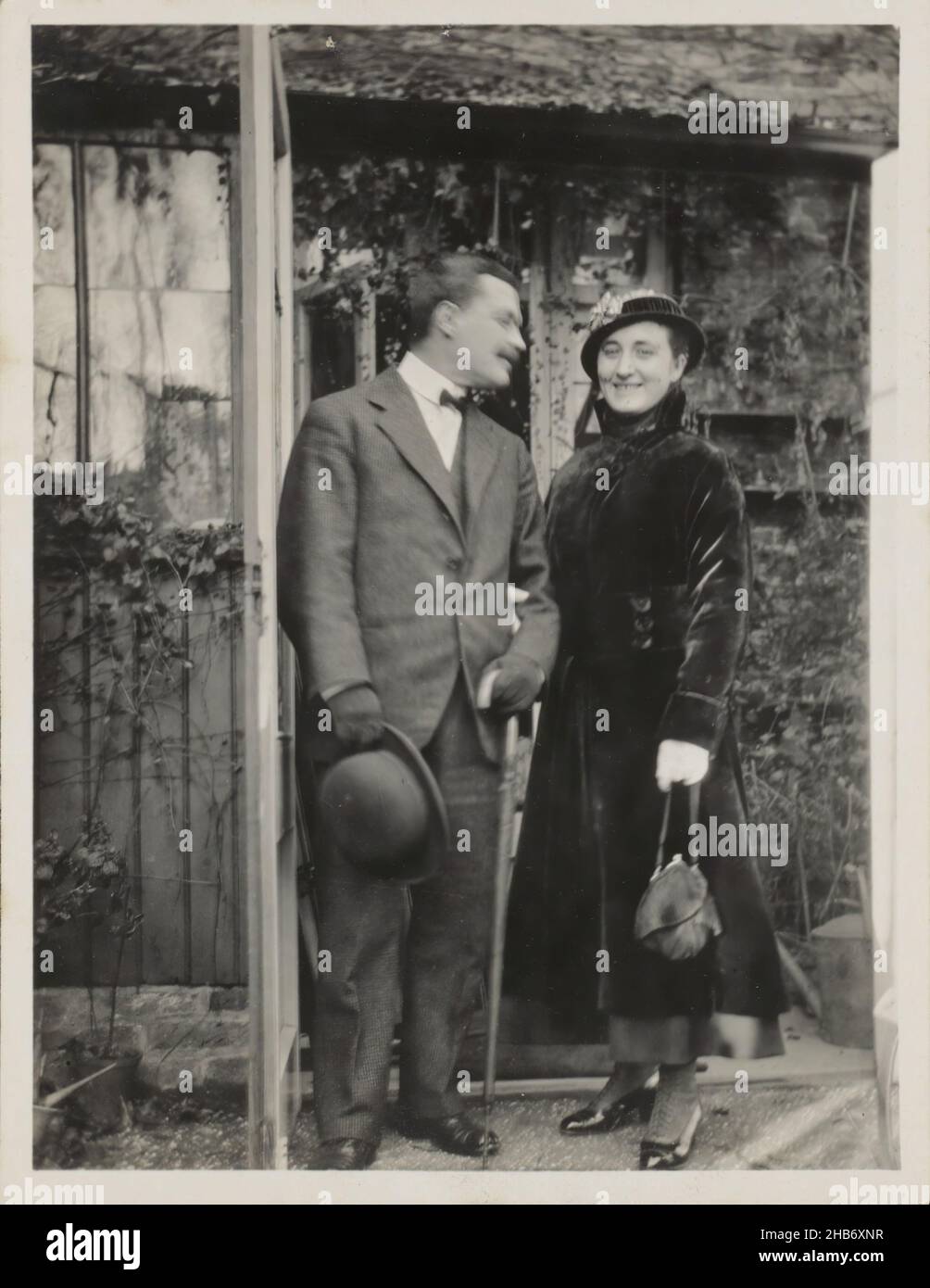 Portrait du couple Schaerer, anonyme, Angleterre (peut-être), c.1900 - c.1920, support photographique, impression en gélatine argentée, hauteur 108 mm × largeur 83 mm Banque D'Images