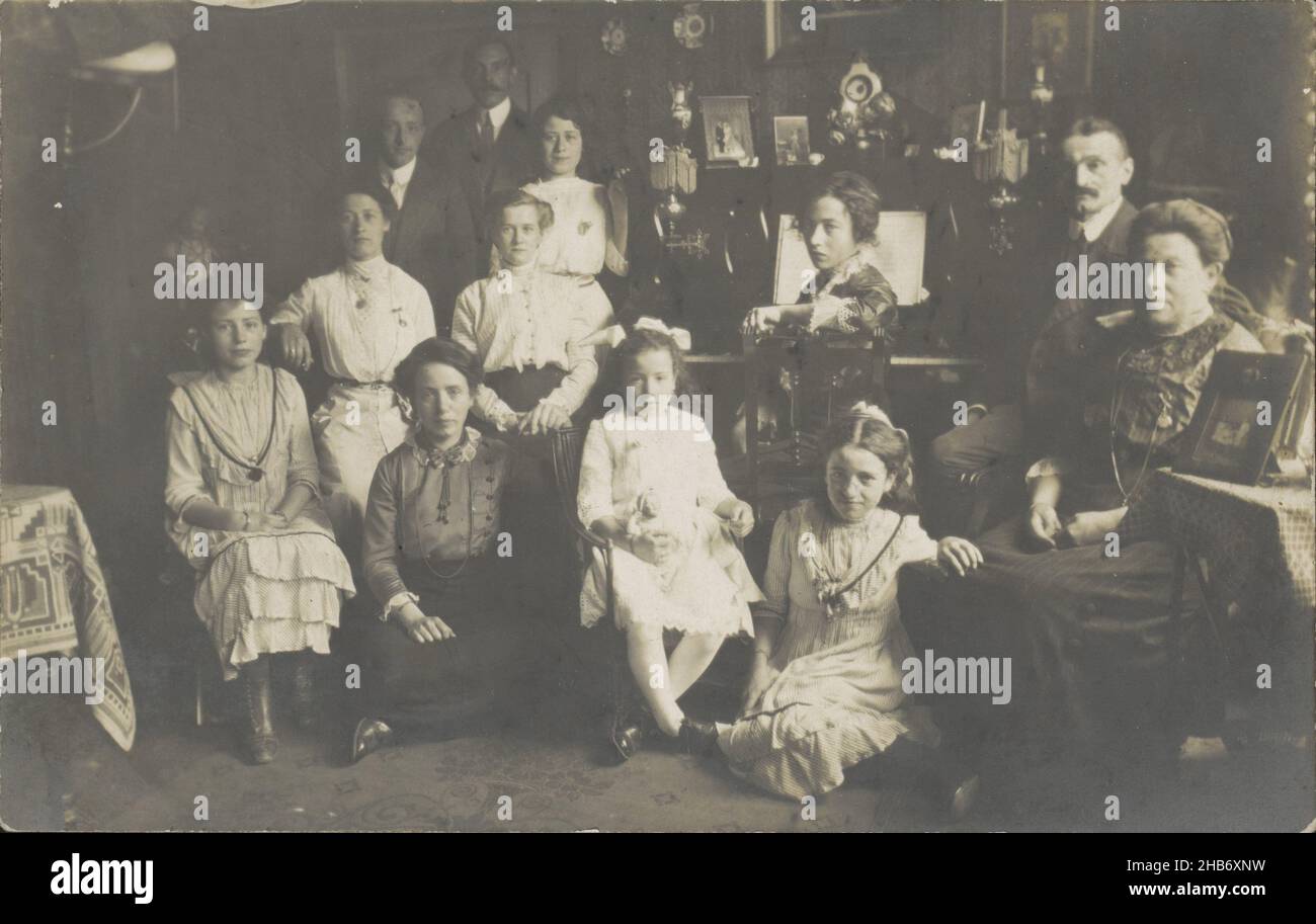 Portrait d'une famille dans un salon, anonyme, c.1900 - c.1920, support photographique, impression en gélatine argentée, hauteur 88 mm × largeur 139 mm Banque D'Images