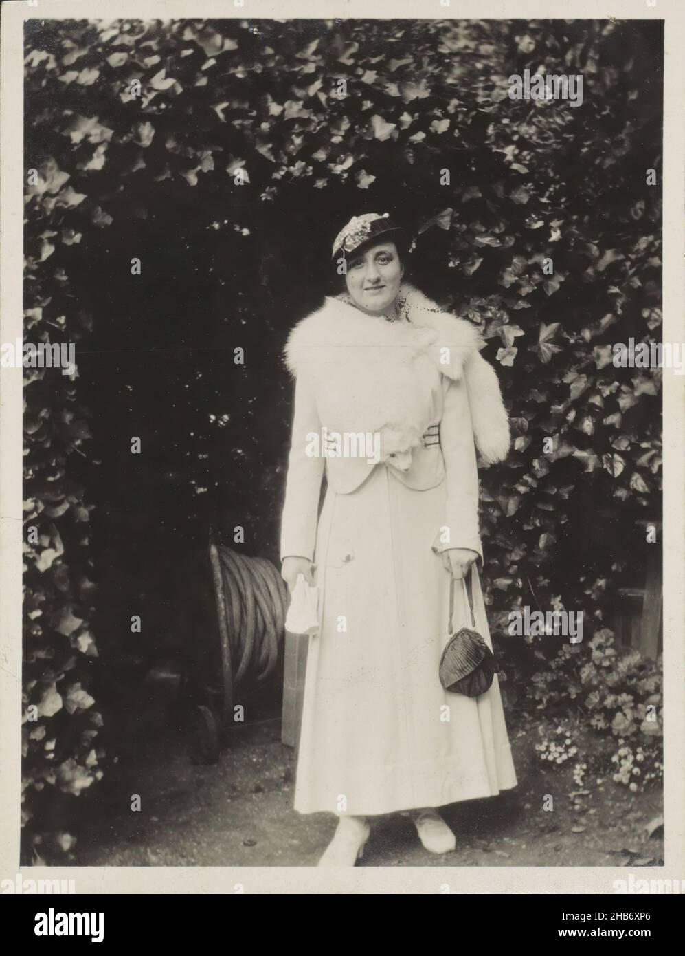 Portrait de Mme Schaerer, anonyme, Angleterre (peut-être), c.1900 - c.1920, support photographique, impression en gélatine argentée, hauteur 108 mm × largeur 82 mm Banque D'Images