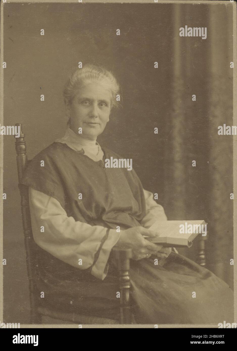 Mme M. Lobry van Troostenburg de Bruyn-Simon Thomas dans ce qu'on appelle les vêtements de réforme, anonyme, c.1914 - c.1918, carton, papier, hauteur 145 mm × largeur 106 mm Banque D'Images