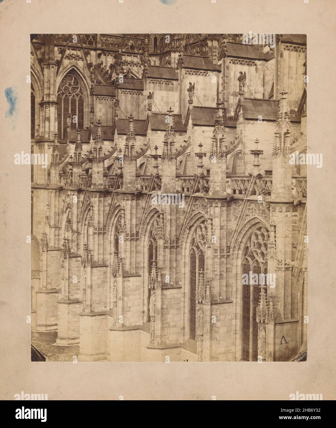 Partie de la façade de la cathédrale Saint-Jean à 's-Hertogenbosch, Antonius Godefridus Schull (mentionné sur l'objet), Den Bosch, c.1875 - c.1900, carton, imprimé albumine, hauteur 219 mm × largeur 185 mm Banque D'Images