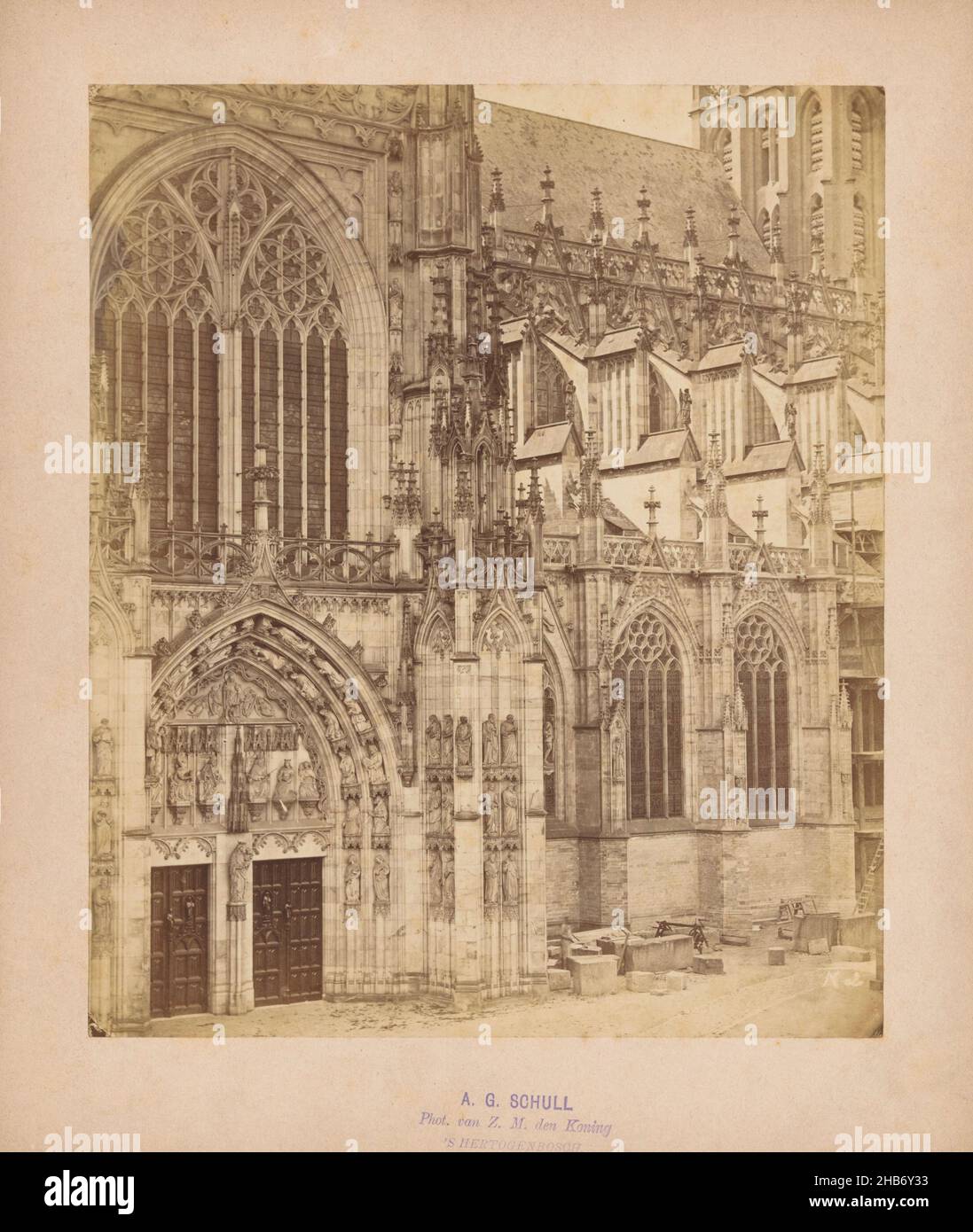 Partie de la façade de la cathédrale Saint-Jean à 's-Hertogenbosch, Antonius Godefridus Schull (mentionné sur l'objet), Den Bosch, c.1875 - c.1900, carton, imprimé albumine, hauteur 218 mm × largeur 183 mm Banque D'Images