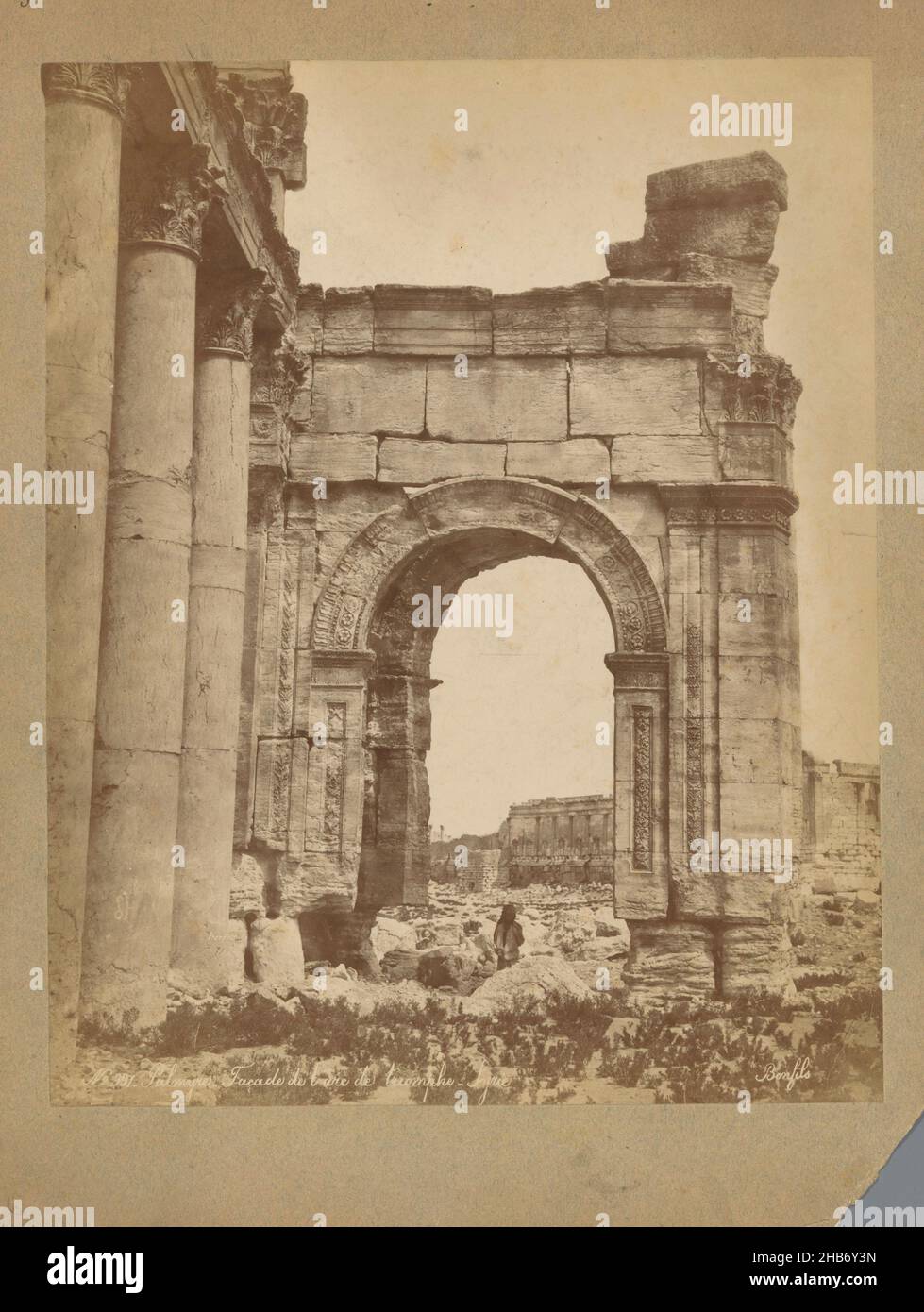 Vue de face de l'arche triomphale à Palmyra, Palmyre.Façade de l'arc de triomphe - Syrie (titre sur objet), Bonfils (mentionné sur objet), Palmyra, c.1875 - c.1900, carton, imprimé albumine, hauteur 282 mm × largeur 227 mm Banque D'Images