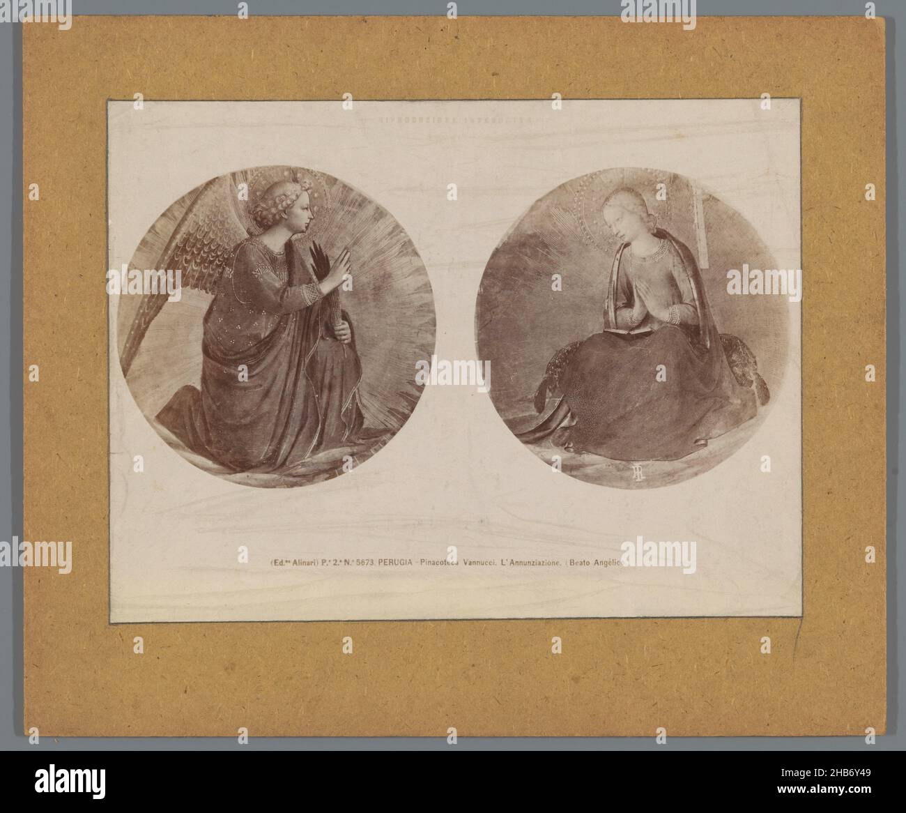 Photoréproduction d'une peinture de FRA Angelico, représentant l'Annonciation, PÉROUSE - Pinacoteca Vannucci.L'Annunziazione.(Titre sur l'objet), Alinari (mentionné sur l'objet), FRA Angelico (mentionné sur l'objet), Galleria Nazionale dell'Umbria, Florence, c.1875 - c.1900, carton, imprimé albumine, hauteur 192 mm × largeur 255 mm Banque D'Images