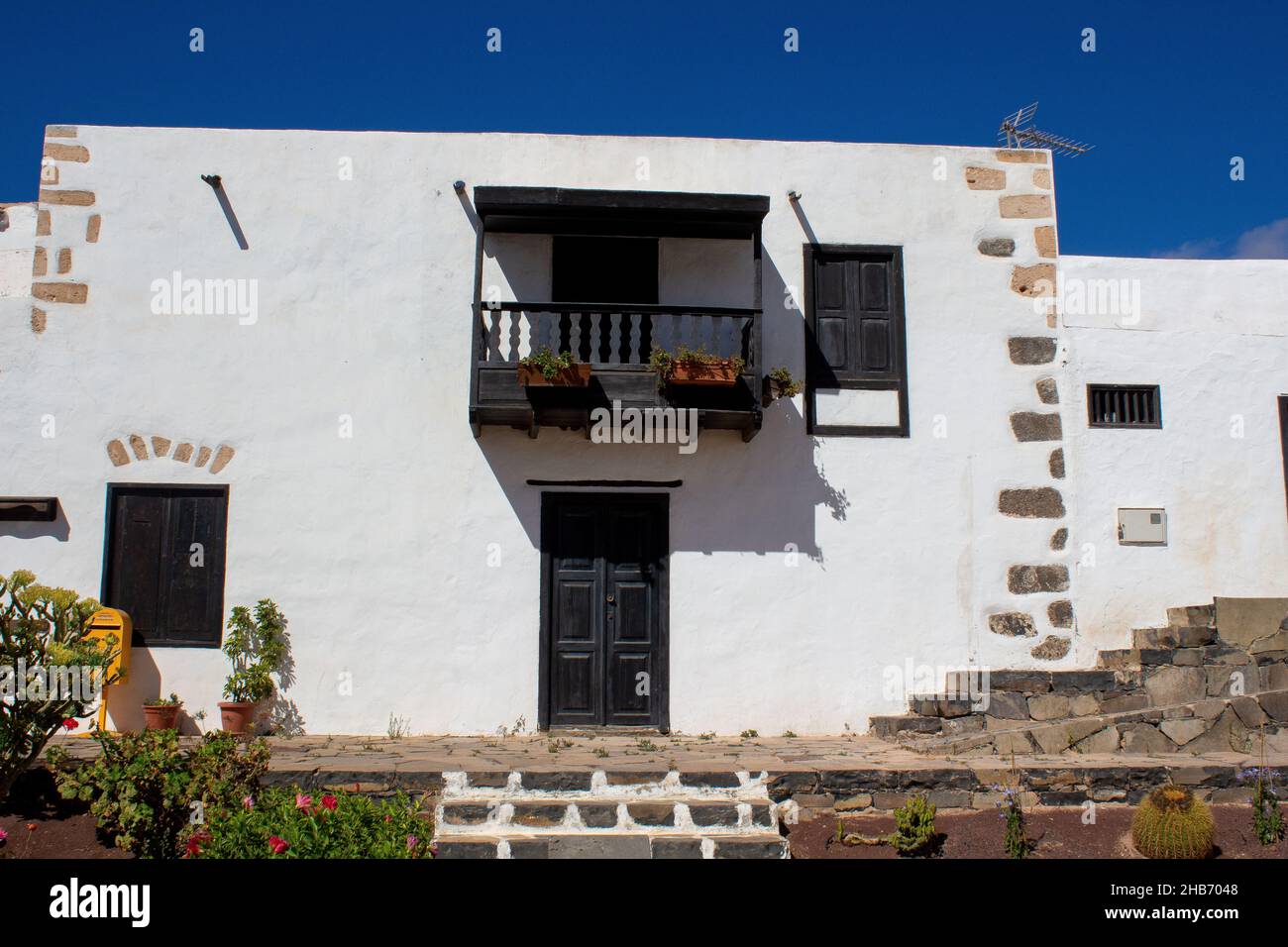 Extérieur d'un bâtiment avec balcon par temps ensoleillé dans le parc rural de Betancuria, Espagne Banque D'Images
