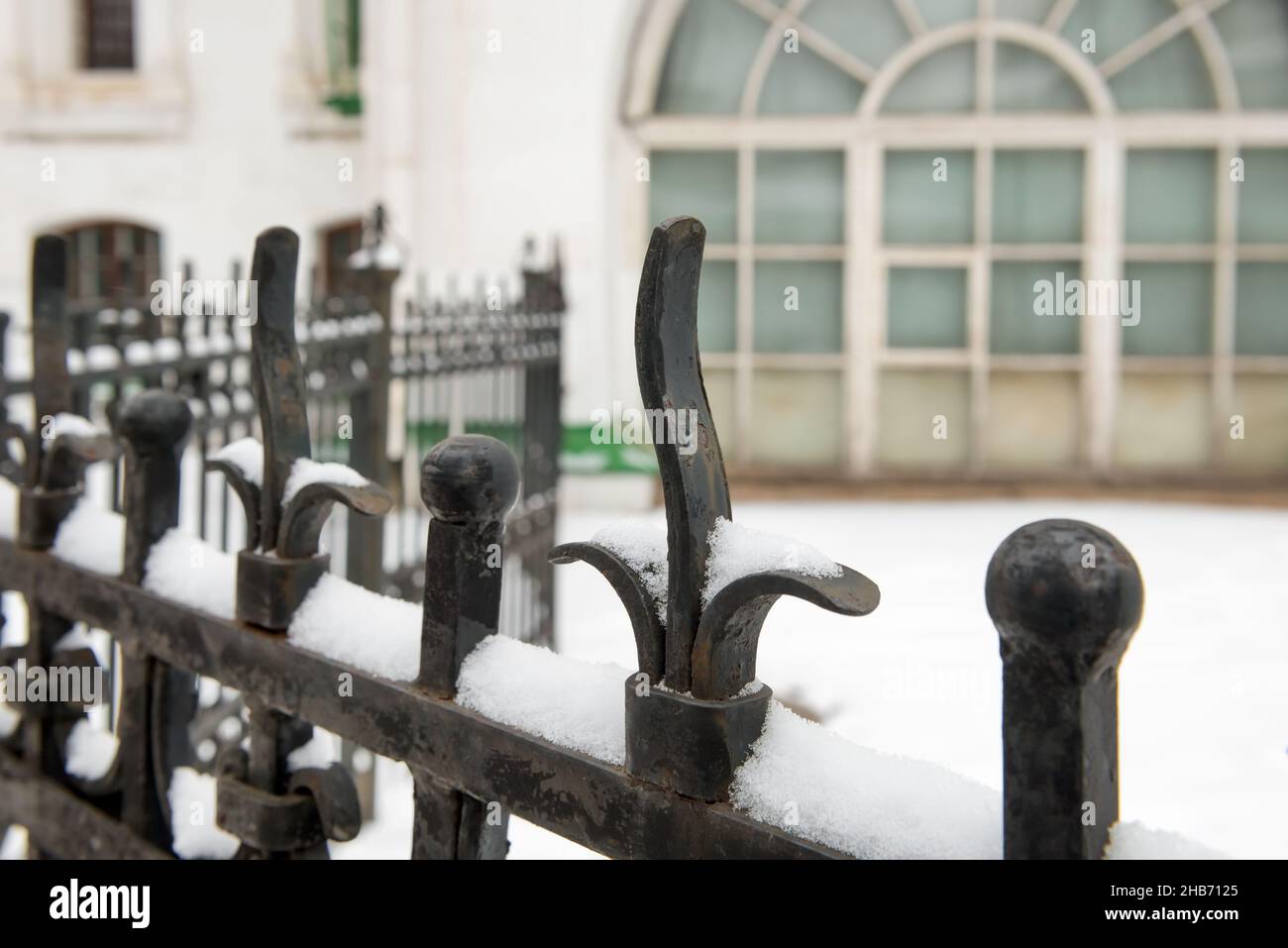 Clôture en métal forgé recouverte de neige en hiver Banque D'Images