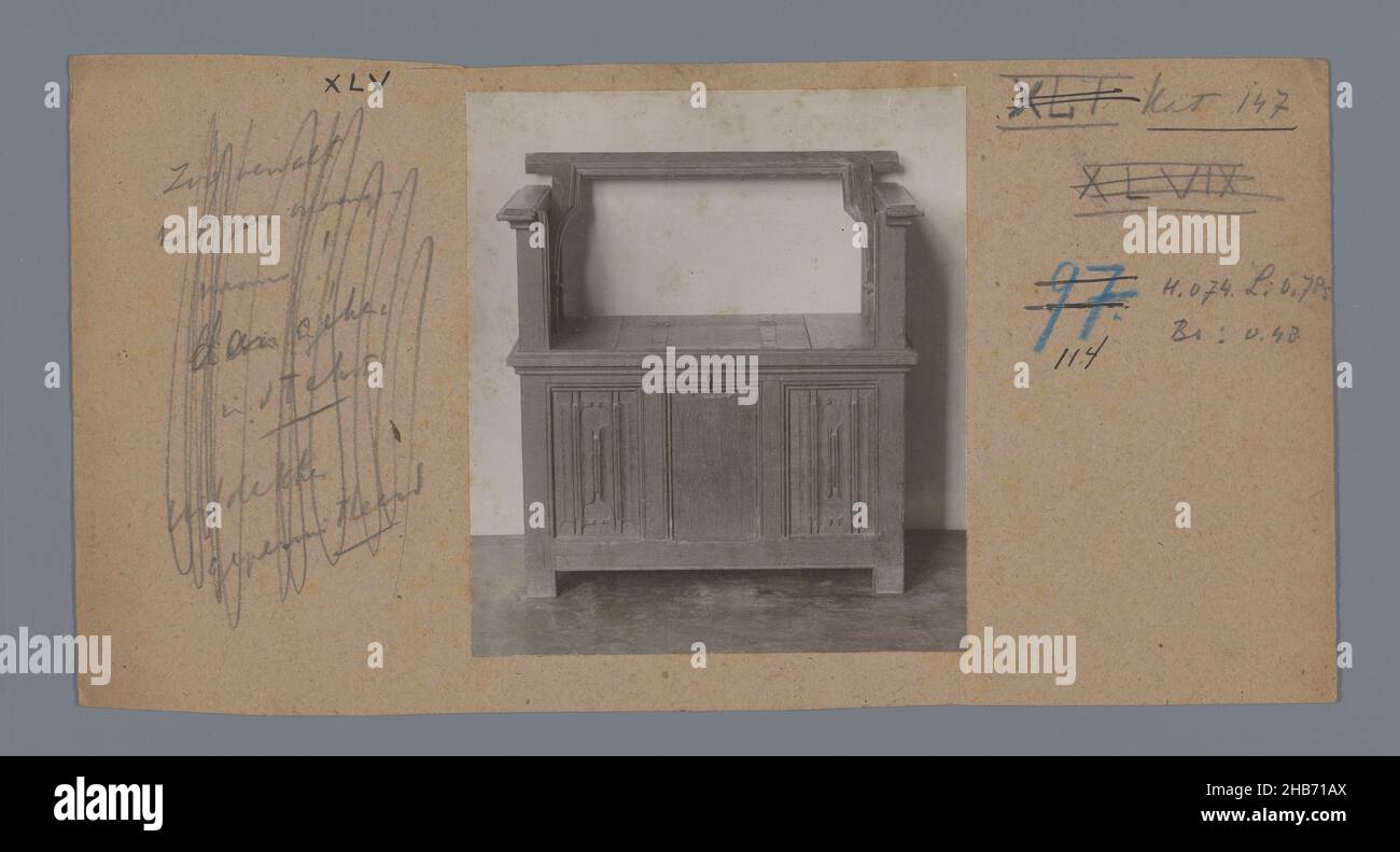 Banc, soi-disant sittekist, décoré avec des panneaux de lettre et avec un dossier pliant, anonyme, c.1875 - c.1900, support photographique, hauteur 121 mm × largeur 107 mm Banque D'Images