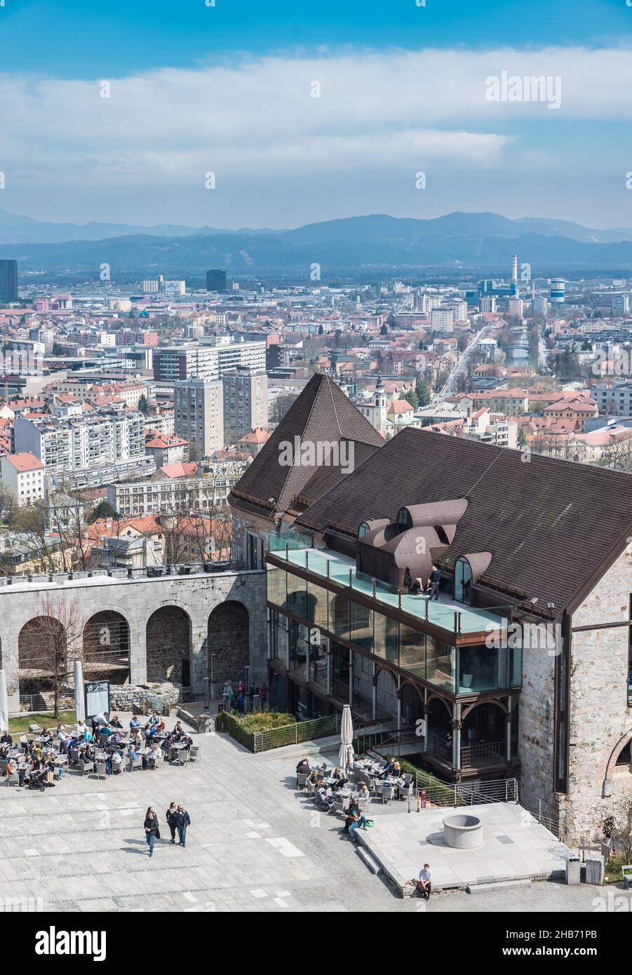 Ljubljana, Slovénie - 04 07 2018: Personnes marchant dans la cour intérieure du château de Ljubljana Banque D'Images