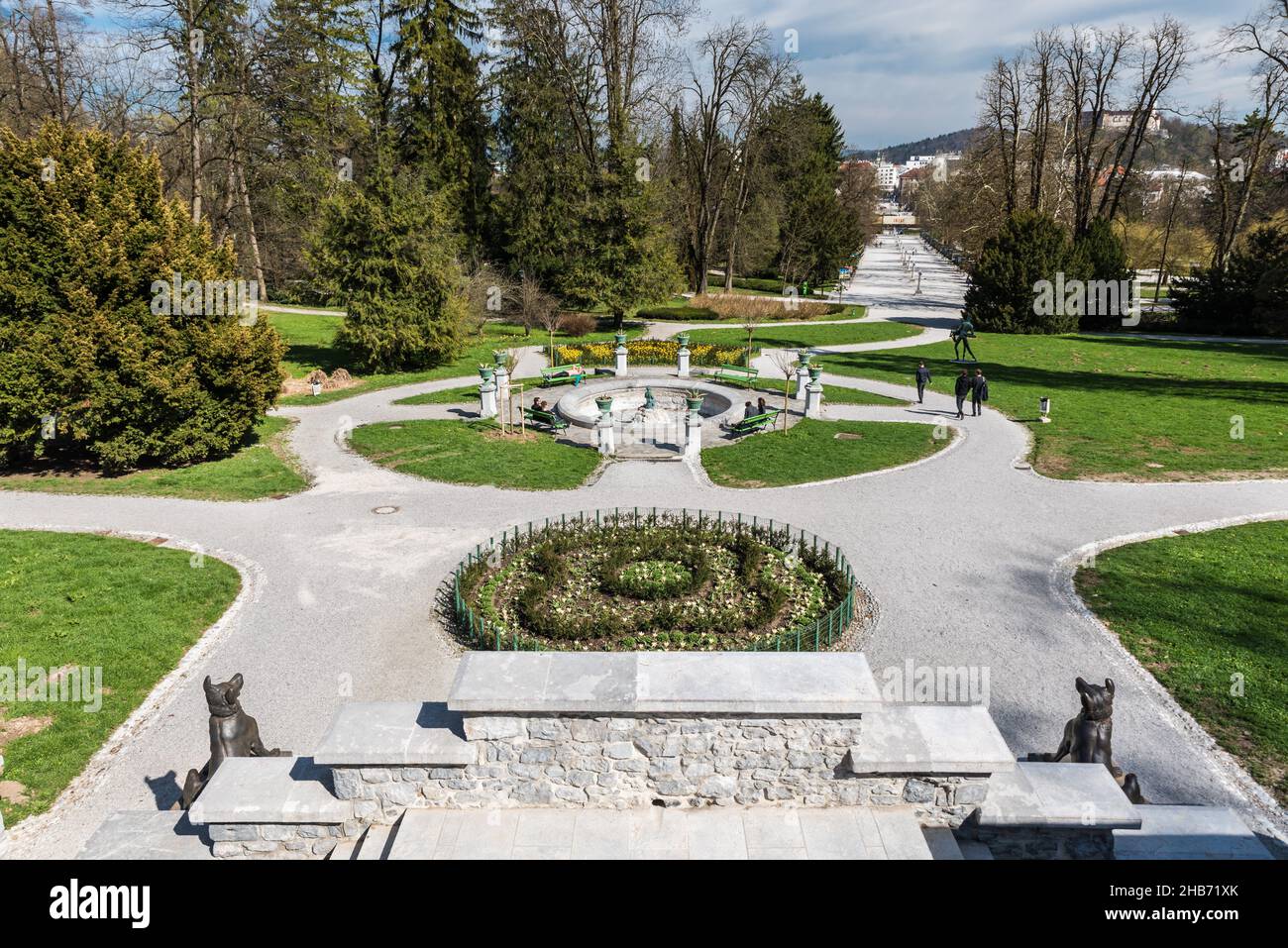 Ljubljana, Slovénie - 04 07 2017 Quelques personnes marchant dans le parc Tivoli près de la fontaine Banque D'Images