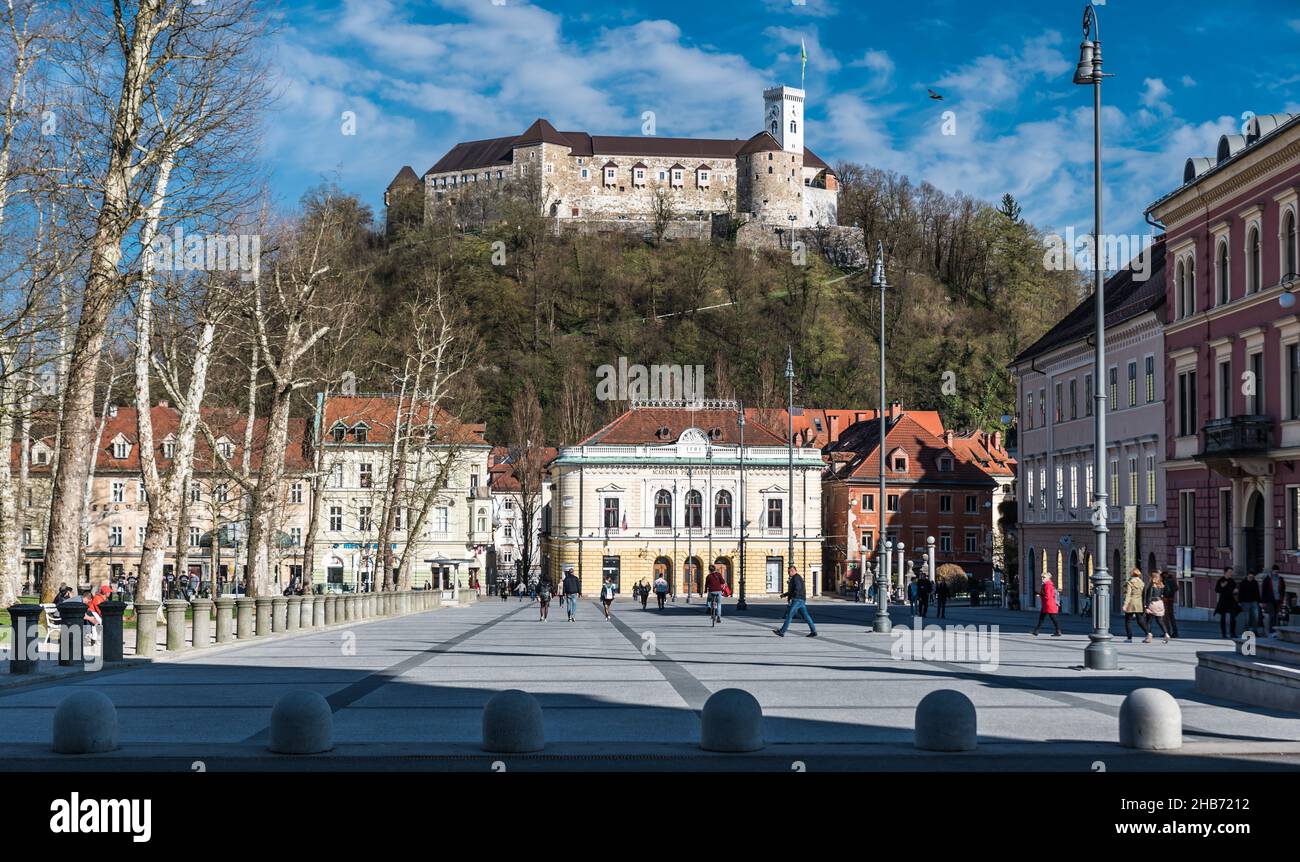 Ljubljana, Slovénie - 04 12 2018: Personnes marchant sur la place du marché dans la vieille ville avec le château en arrière-plan Banque D'Images