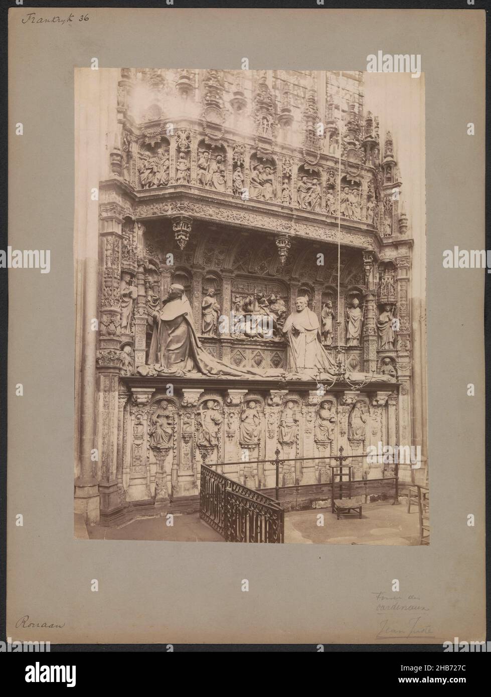 Tombe des cardinaux d'Amboise dans la Cathédrale de Rouen, anonyme, Kathedraal van Rouen, 1850 - 1900, carton,imprimé albumine, hauteur 344 mm × largeur 259 mm Banque D'Images