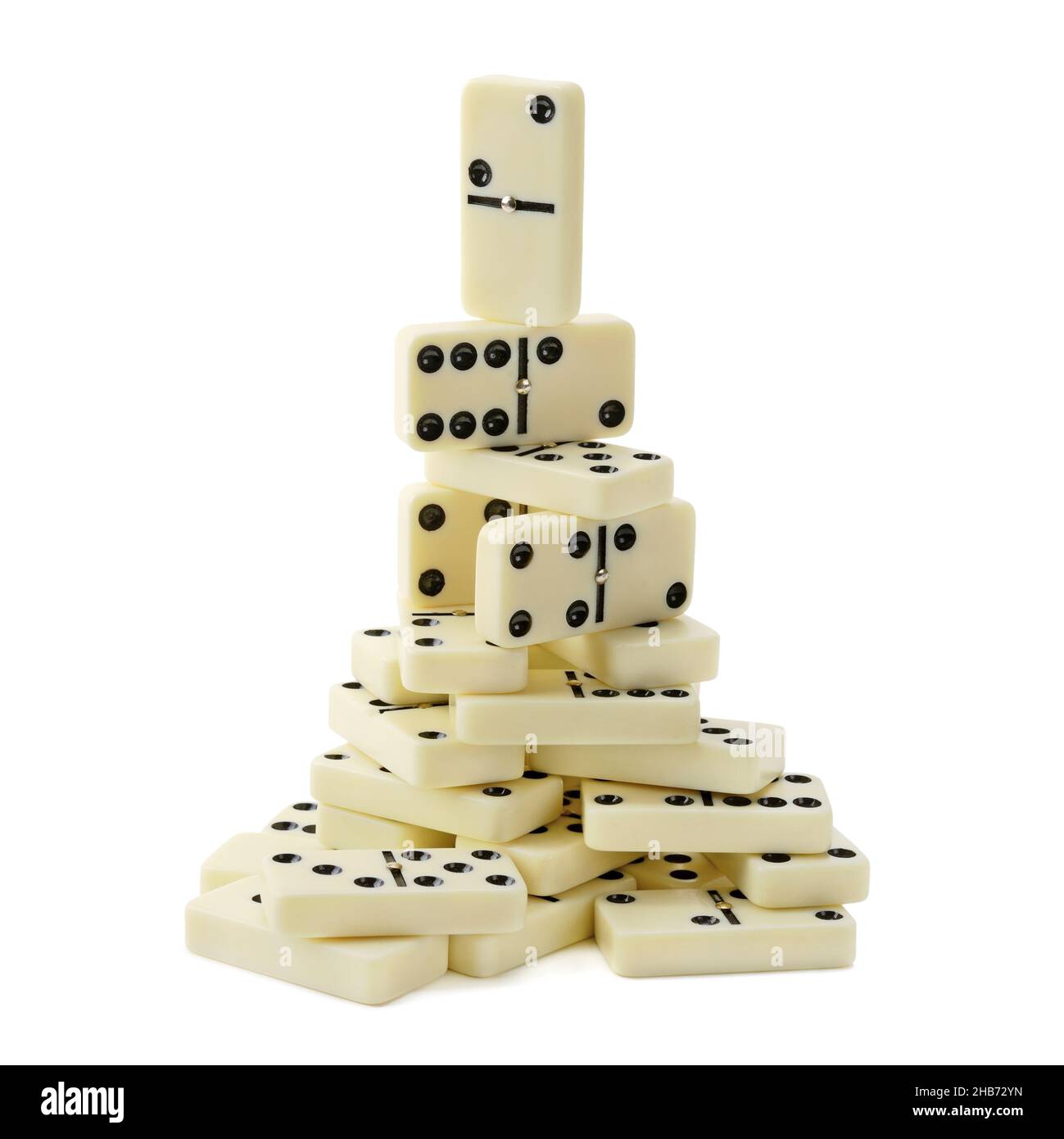 pyramide des dominos isolée sur fond blanc Banque D'Images