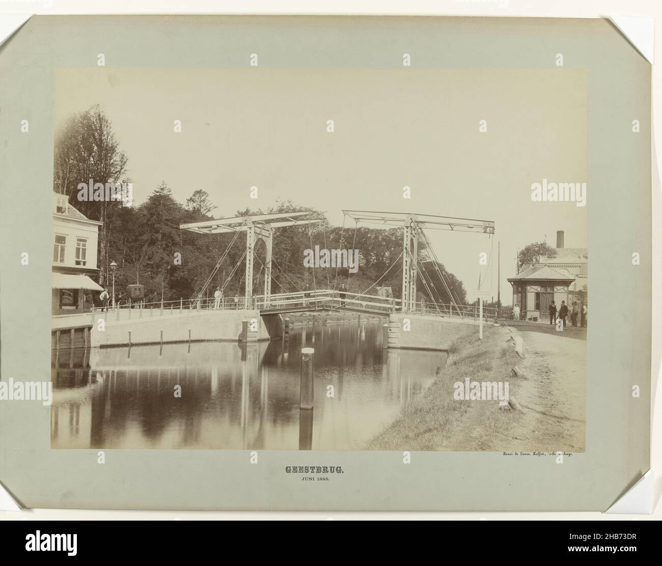 Geestbrug à Voorburg, Henri de Louw (mentionné sur objet), la Haye, juin 1895, carton, imprimé albumine,hauteur 380 mm × largeur 530 mm Banque D'Images