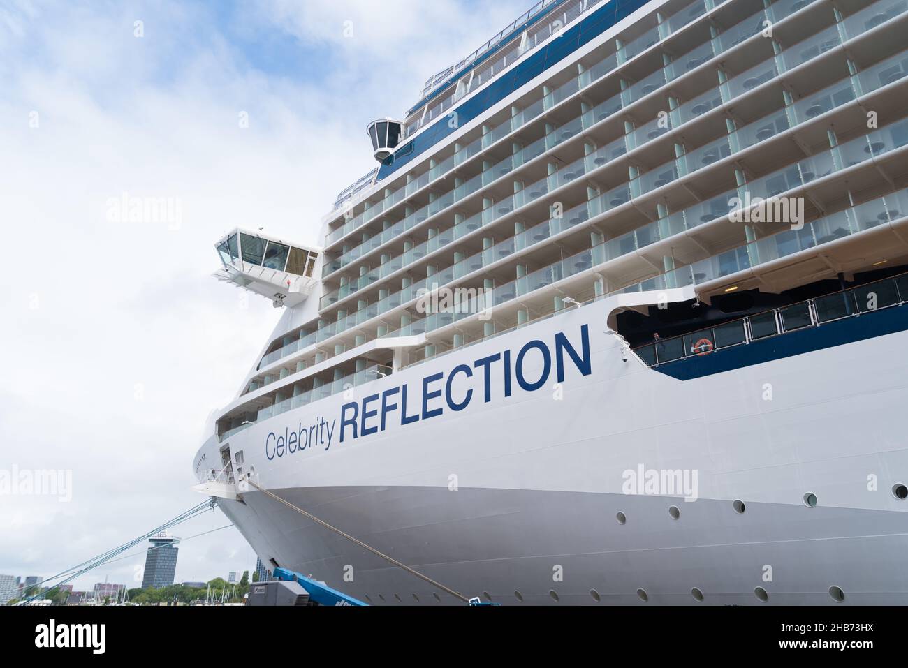 AMSTERDAM - 8 JUILLET 2019 : Celebrity Reflection est le cinquième, dernier et le plus grand navire de croisière de classe Solstice.Reflection a été lancé en 2012. Banque D'Images