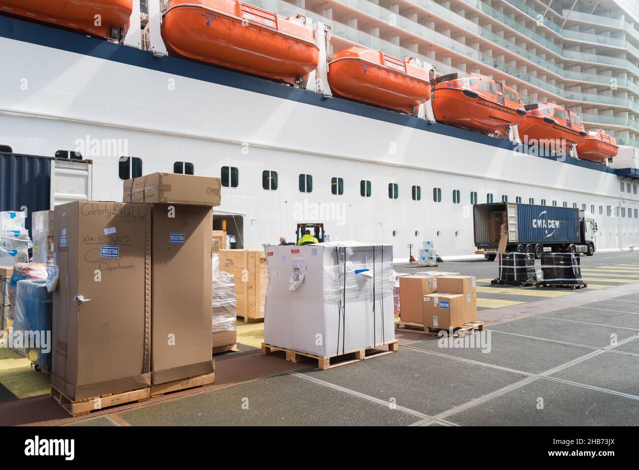 AMSTERDAM - 8 JUILLET 2019 : bateau de croisière de réflexion des célébrités dans le port d'Amsterdam. Banque D'Images