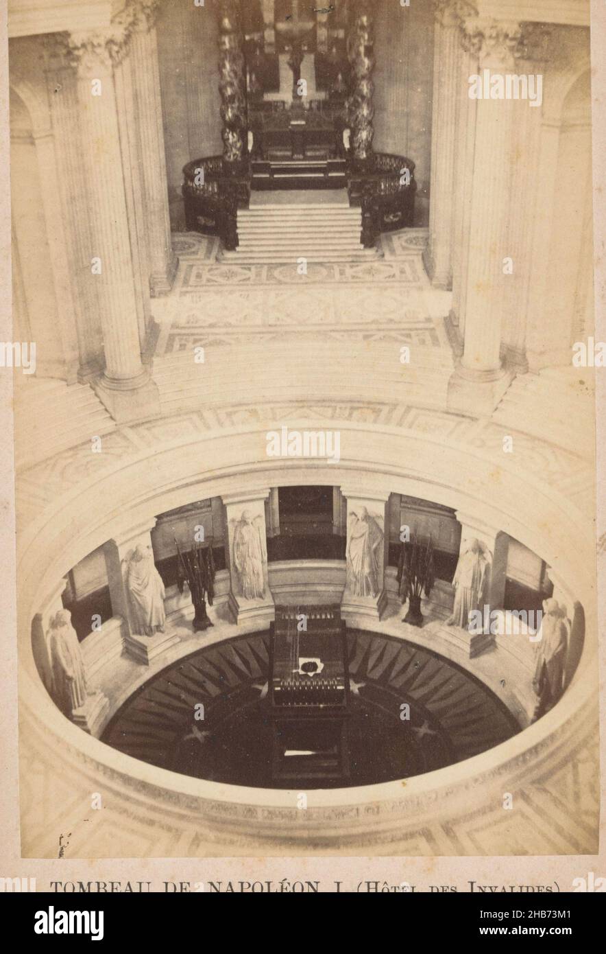 Vue sur le tombeau de Napoléon à l'Hôtel des Invalides à Paris, Tombeau de Napoléon I (Hôtel des Invalides) (titre sur objet), anonyme, France, c.1865 - c.1875, support photographique, carton, imprimé albumine, hauteur 149 mm × largeur 98 mm Banque D'Images