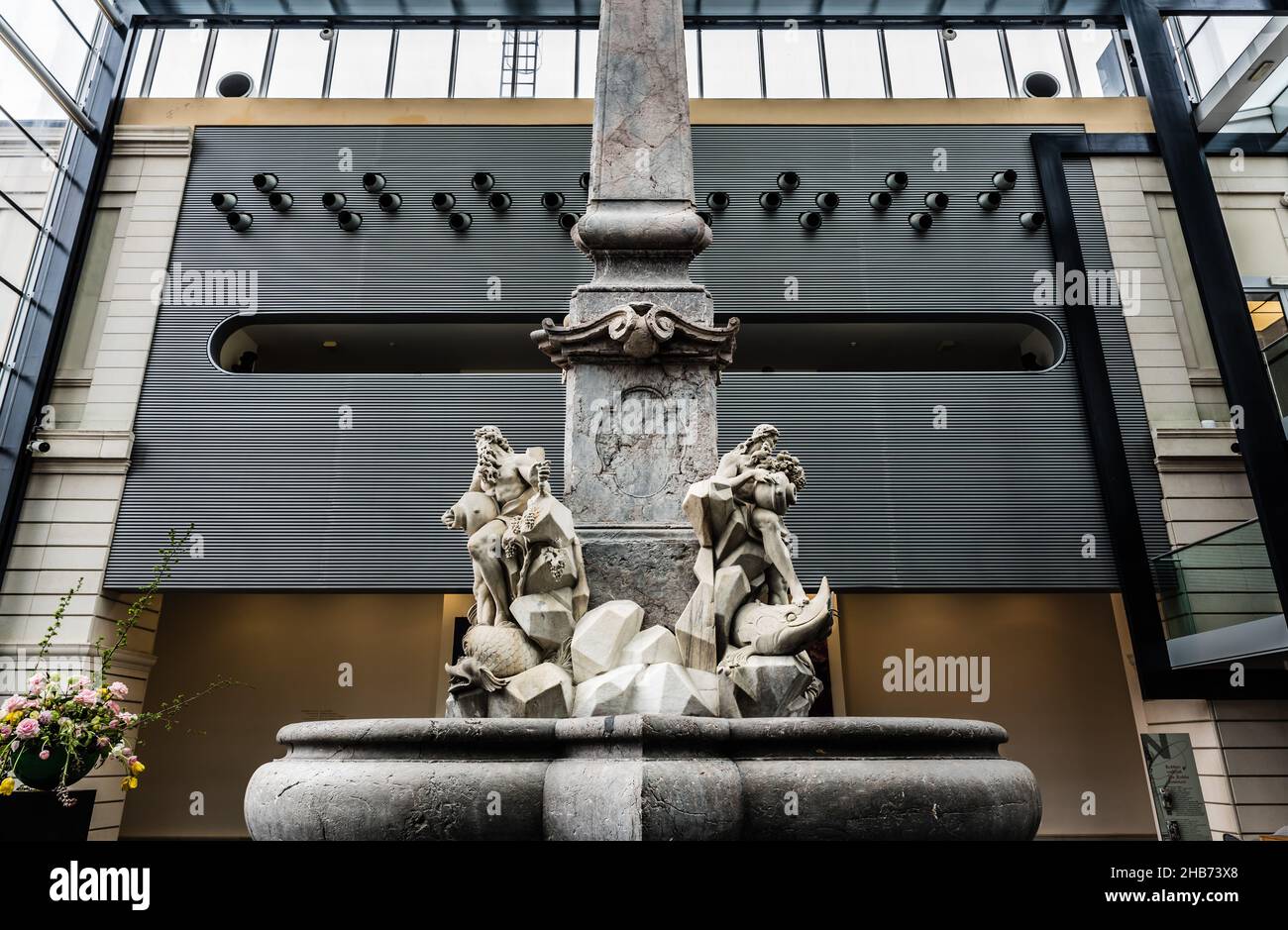 Ljubljana, Slovénie - 04 07 2018: Construction de fontaines, de colonnes, de verre et d'acier à la Galerie nationale de Slovénie Banque D'Images
