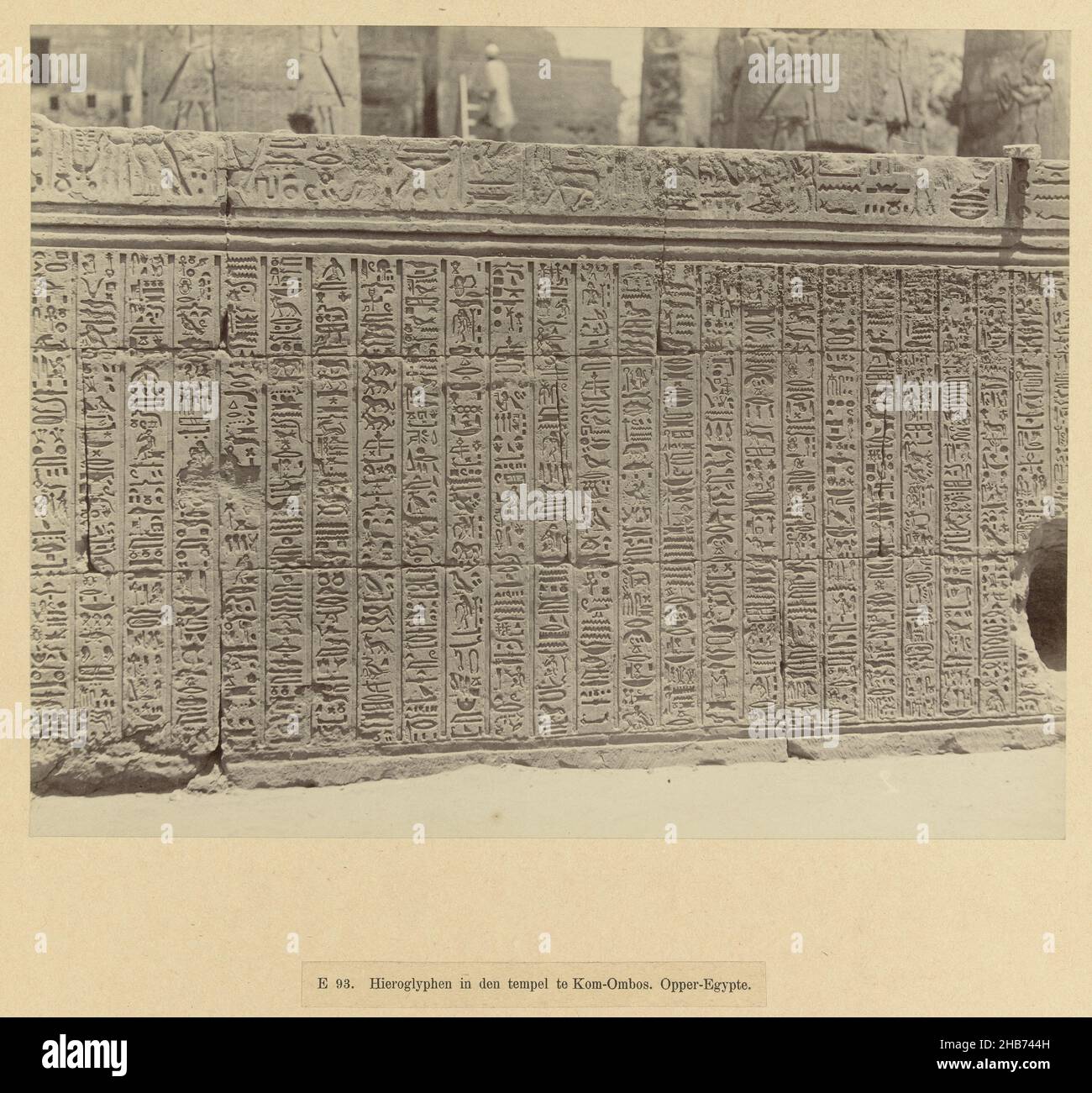 Hiéroglyphes dans le temple de Kom-Ombos, E 93.Hiéroglyphes dans le temple de Kom-Ombos.Haute Égypte.(Titre sur l'objet), écriture hiéroglyphique sur des comprimés de pierre.La photographie fait partie de la série de photographies de l'Egypte recueillies par Richard Polak., anonyme, Egypte, c.1895 - c.1915, support photographique, papier, imprimé albumine, hauteur 219 mm × largeur 278 mm hauteur 466 mm × largeur 555 mm Banque D'Images