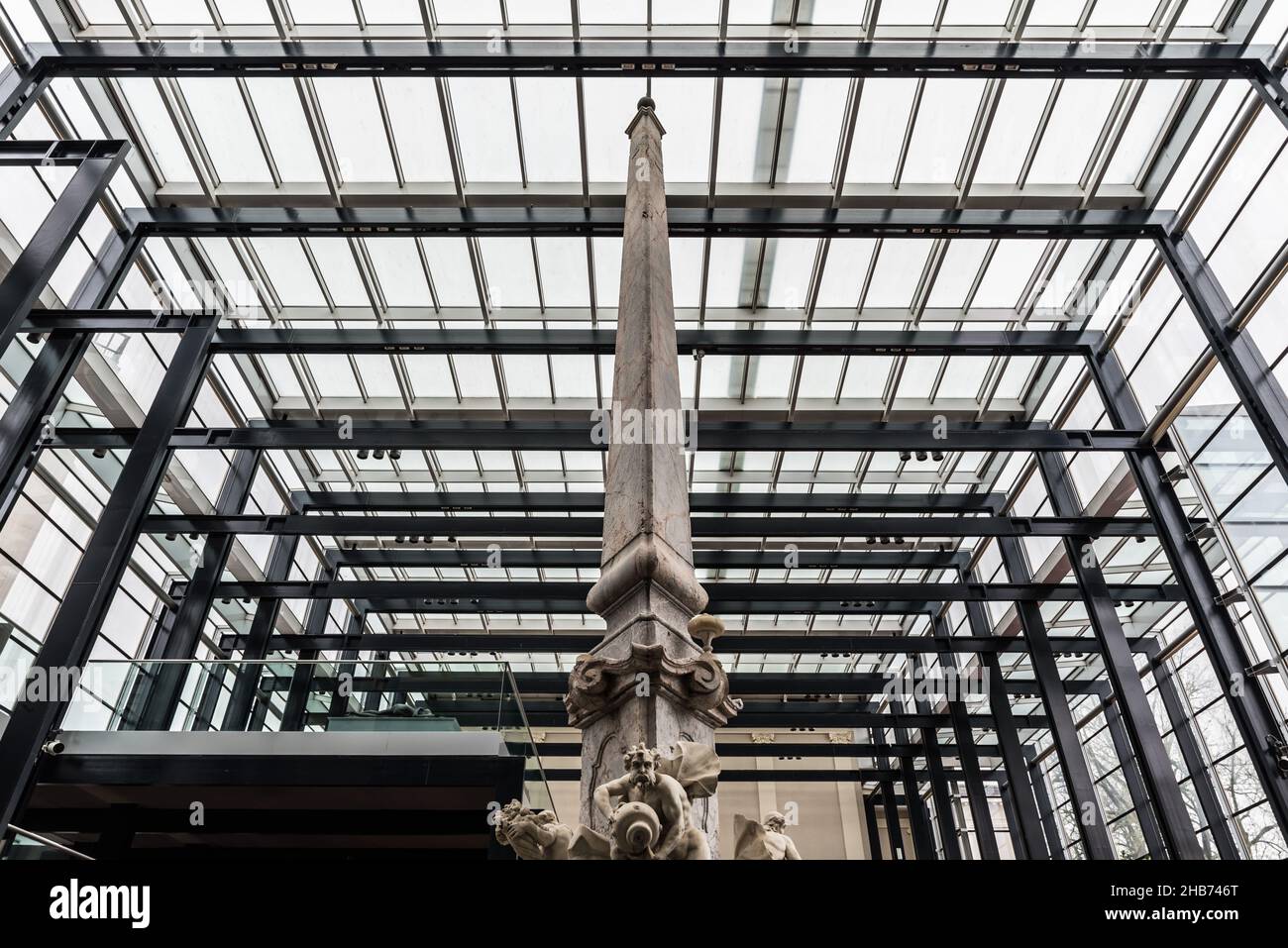 Ljubljana, Slovénie - 04 07 2018: Construction de fontaines, de colonnes, de verre et d'acier à la Galerie nationale de Slovénie Banque D'Images