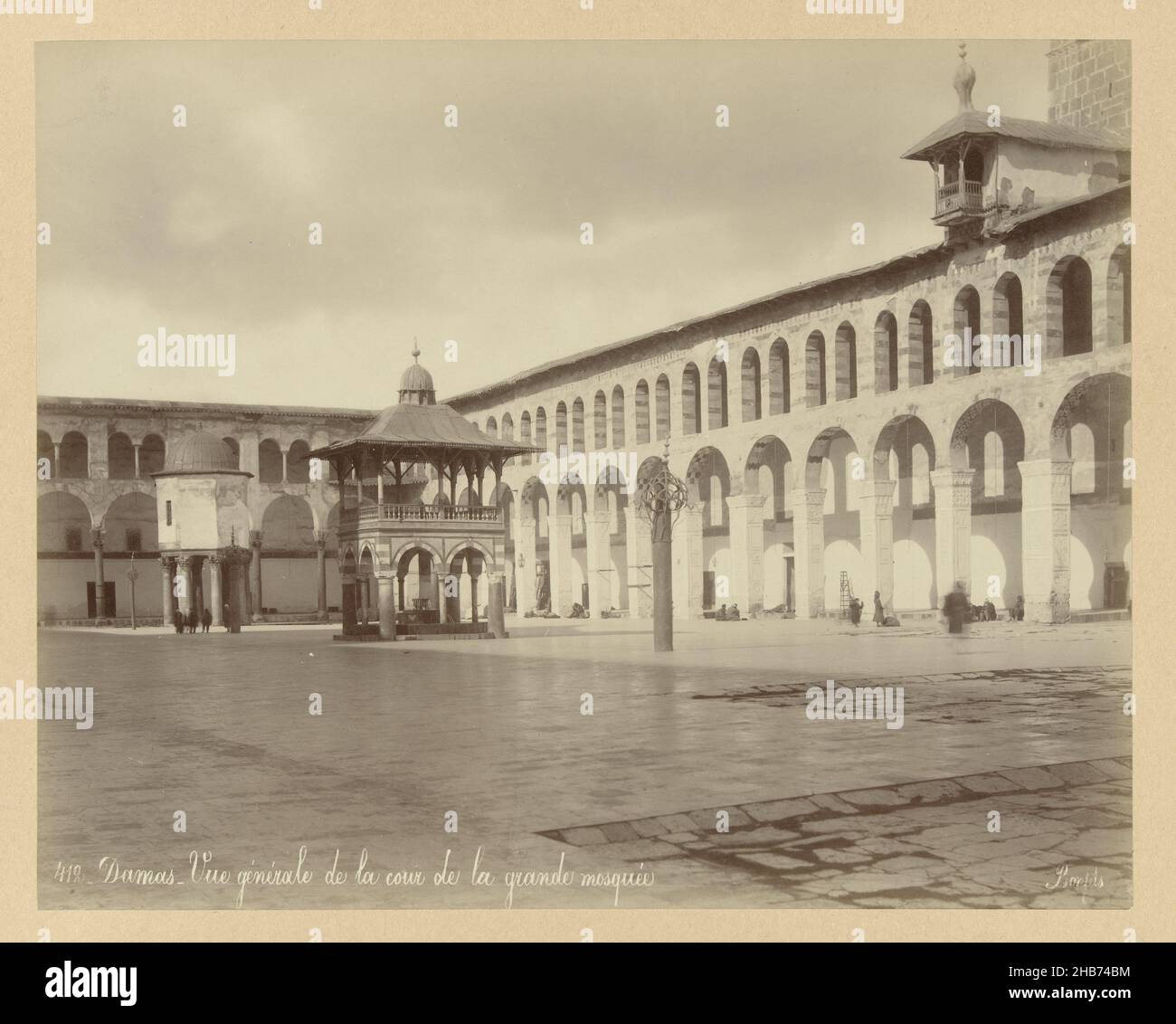 S 93.Cour de la Grande Mosquée.(pour 2 yedsor un incendie presque détruit).Damas.(Titre sur objet), Syrie (titre de la série)412.Amortisseur.Vue générale de la cour de la grande mosaïque.Bonfils.(Titre sur objet), la cour des Omeyyades ou la grande mosquée de Damas.La photographie fait partie de la série de photographies de Syrie recueillies par Richard Polak., Bonfils, Damas, c.1867 - c.1876, support photographique, papier, imprimé albumine, hauteur 220 mm × largeur 274 mm hauteur 442 mm × largeur 556 mm Banque D'Images