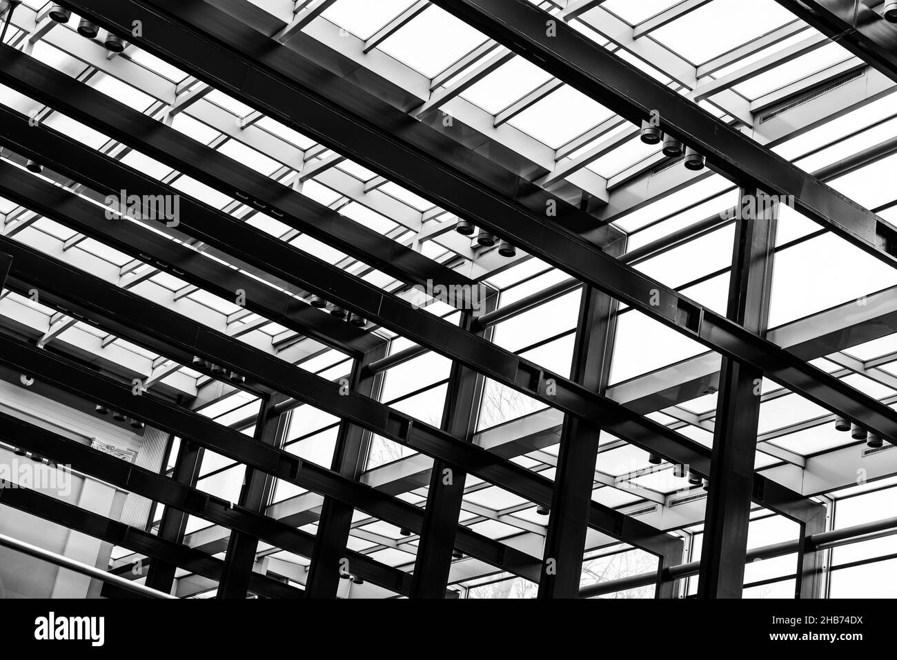 Ljubljana, Slovénie - 04 07 2018: Conception abstraite avec lignes de verre et d'acier et diagonales à la Galerie nationale de Slovénie Banque D'Images