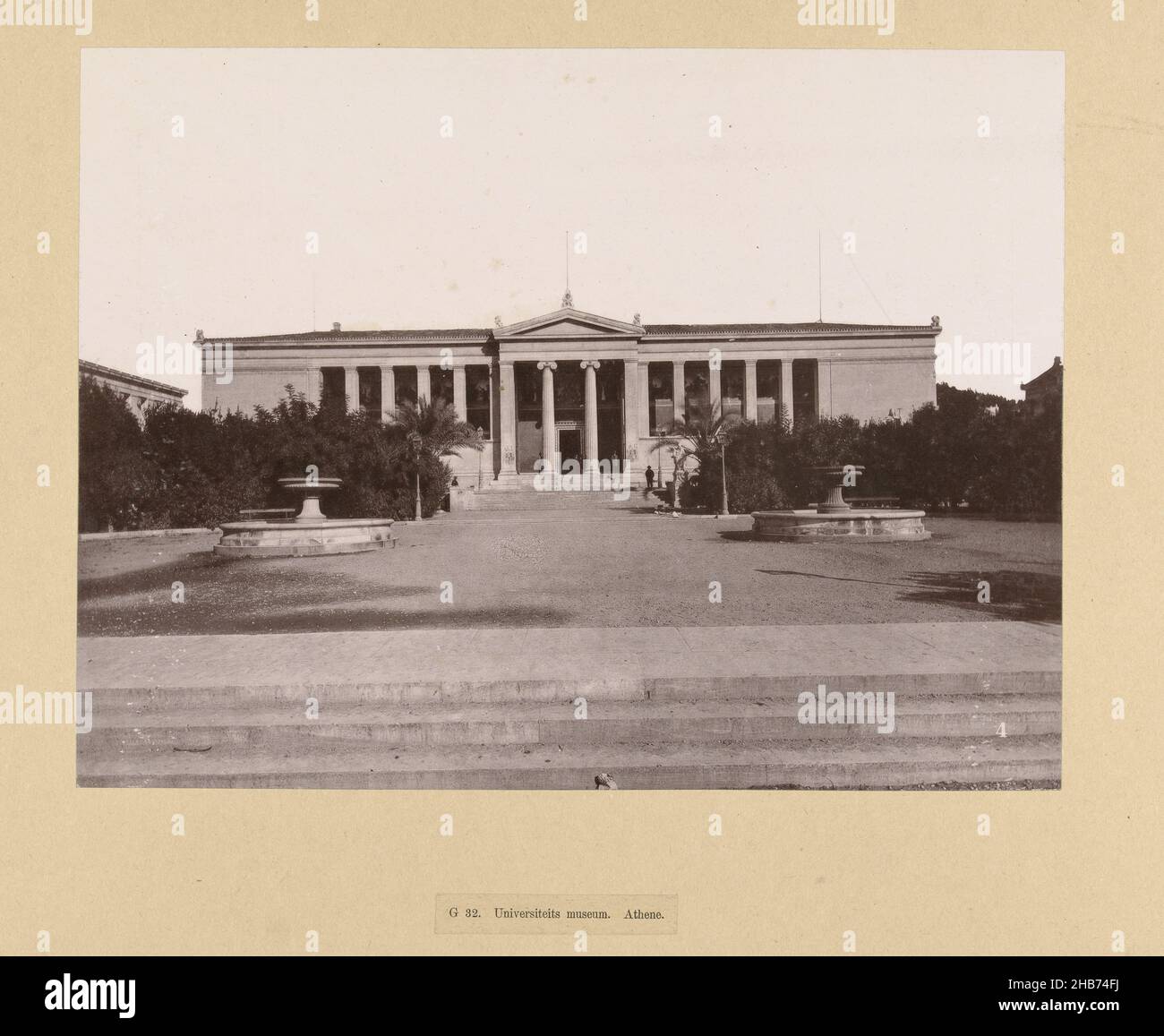 Bâtiment classique à Athènes, G 32.Musée de l'Université.Athènes (titre sur objet), Grèce (titre de la série), Un bâtiment néo-classic avec des colonnes sur la façade.La photographie fait partie de la série de photographies de Grèce recueillies par Richard Polak., anonyme, Athene, pays-Bas, c.1895 - c.1915, support photographique, papier, collotype, hauteur 221 mm × largeur 291 mm hauteur 462 mm × largeur 552 mm Banque D'Images